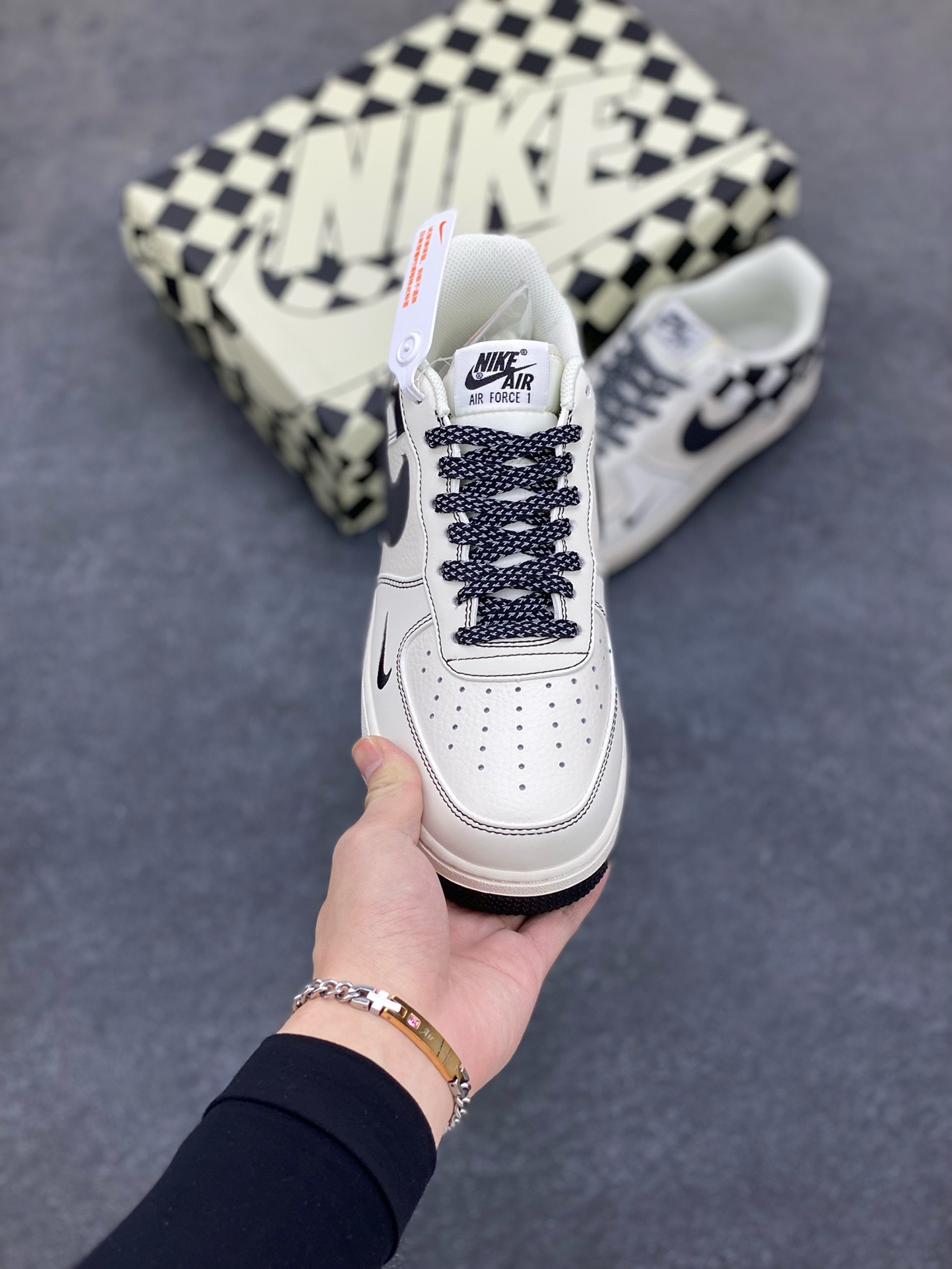 图片[2]-福利特价  Nike Air Force 1 Low \’07 “方块米白黑”低帮空军一号休闲板鞋 定制皮料 原楦原纸板 正品NFC感应芯片 纯正版型 清洁度完美 内置全掌气垫 货号：GZ5688-066 尺码：36 36.5 37.5 38 38.5 39 40 40.5 41 42 42.5 43 44 44.5 45-选品中心