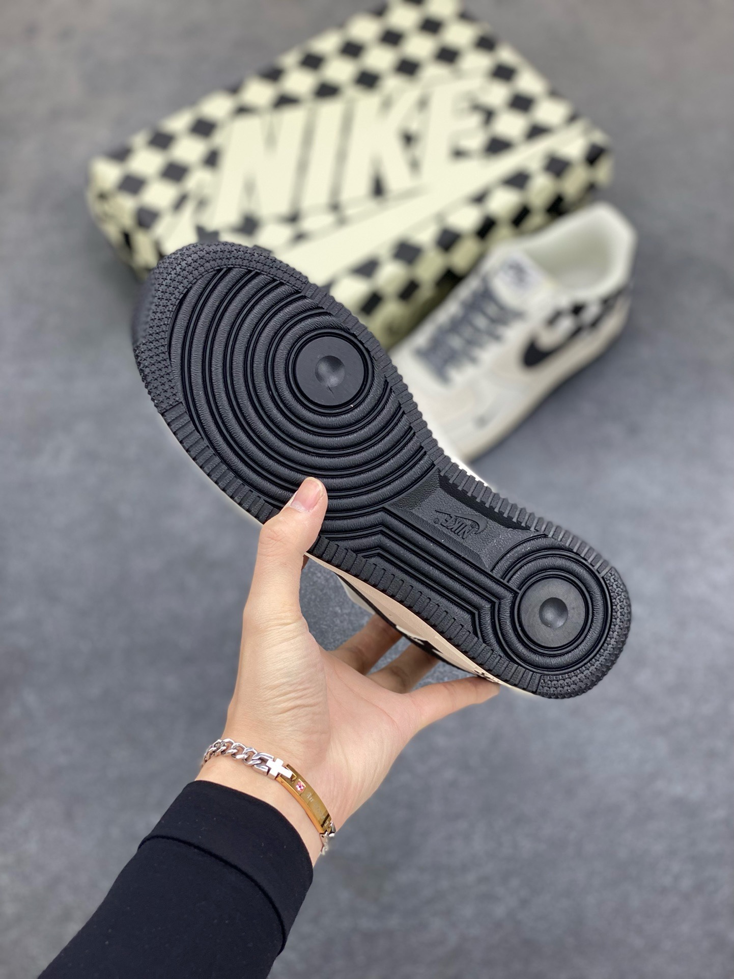 图片[5]-福利特价  Nike Air Force 1 Low \’07 “方块米白黑”低帮空军一号休闲板鞋 定制皮料 原楦原纸板 正品NFC感应芯片 纯正版型 清洁度完美 内置全掌气垫 货号：GZ5688-066 尺码：36 36.5 37.5 38 38.5 39 40 40.5 41 42 42.5 43 44 44.5 45-选品中心