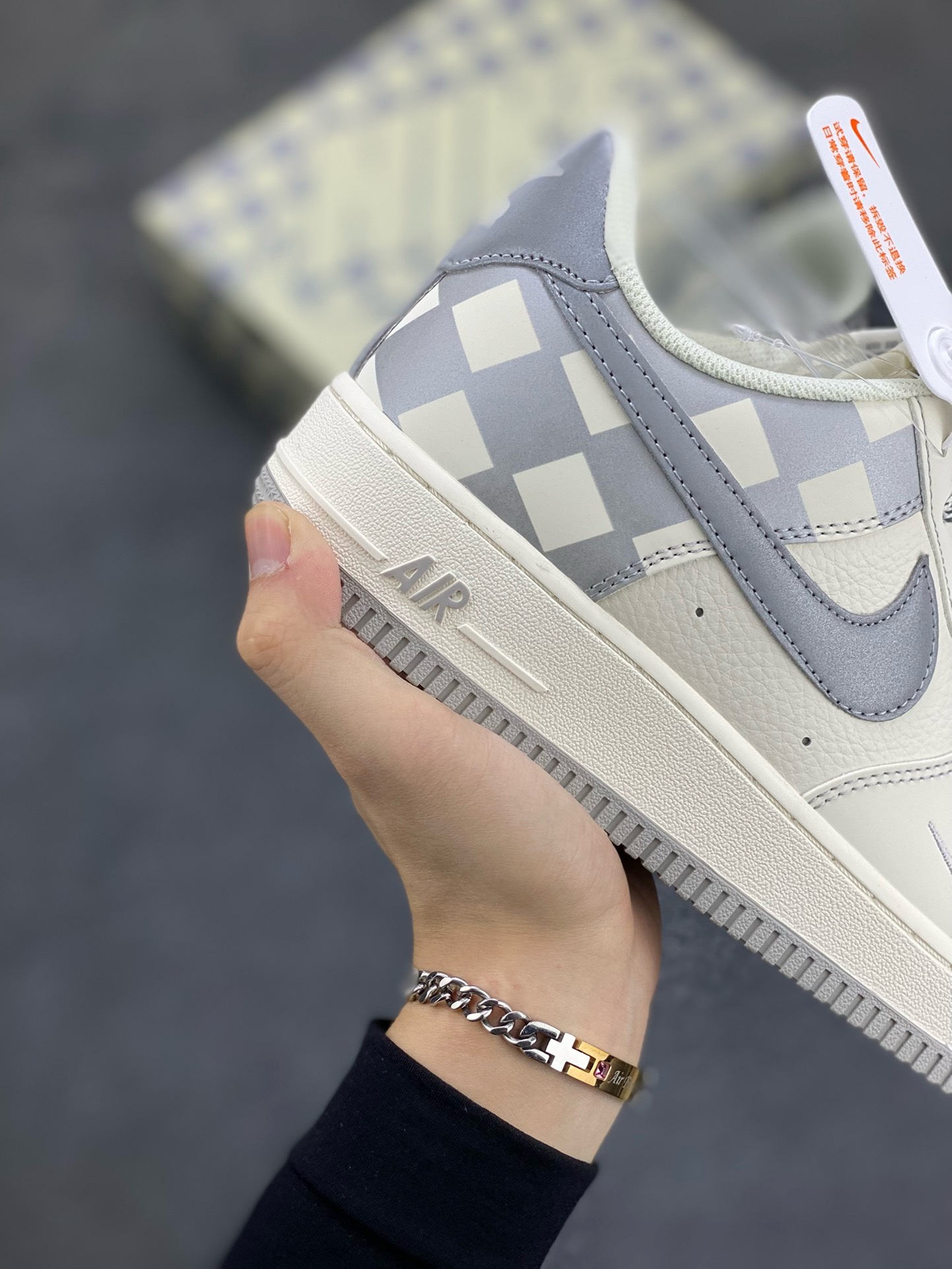 图片[6]-福利特价  Nike Air Force 1 Low \’07 “方块米白灰”低帮空军一号休闲板鞋 定制皮料 原楦原纸板 正品NFC感应芯片 纯正版型 清洁度完美 内置全掌气垫 货号：GZ5688-077 尺码：36 36.5 37.5 38 38.5 39 40 40.5 41 42 42.5 43 44 44.5 45-选品中心
