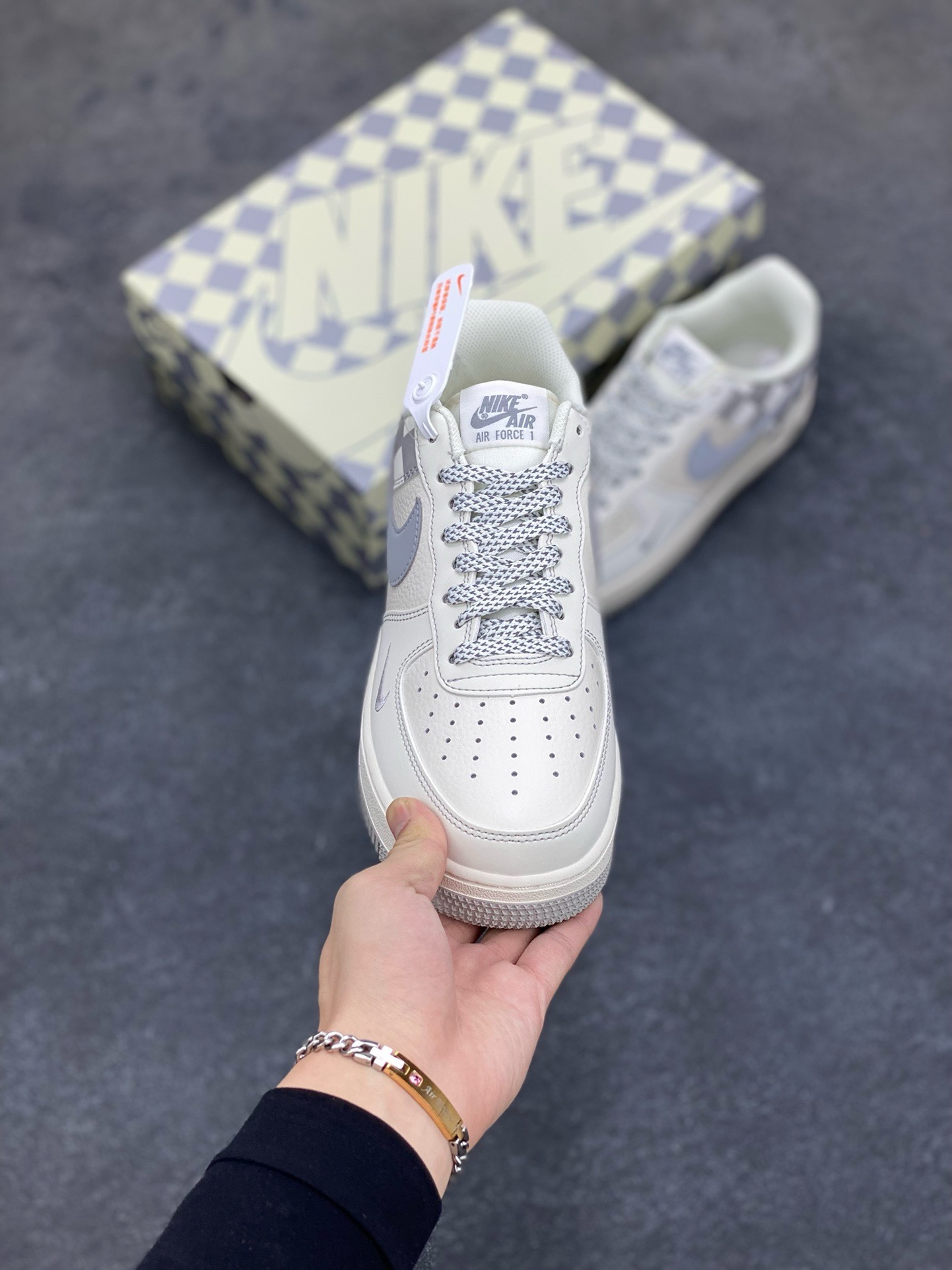 图片[2]-福利特价  Nike Air Force 1 Low \’07 “方块米白灰”低帮空军一号休闲板鞋 定制皮料 原楦原纸板 正品NFC感应芯片 纯正版型 清洁度完美 内置全掌气垫 货号：GZ5688-077 尺码：36 36.5 37.5 38 38.5 39 40 40.5 41 42 42.5 43 44 44.5 45-选品中心