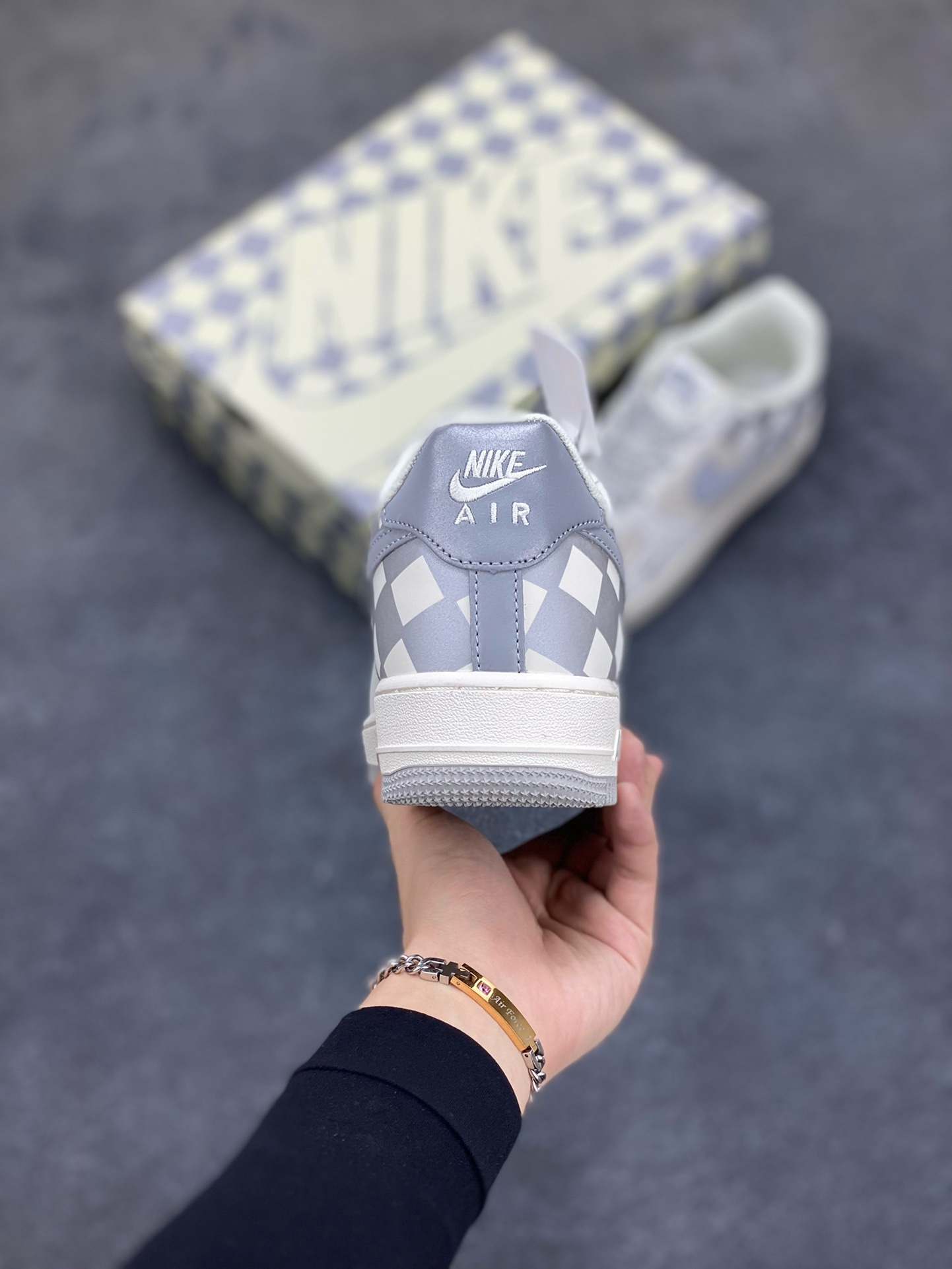 图片[4]-福利特价  Nike Air Force 1 Low \’07 “方块米白灰”低帮空军一号休闲板鞋 定制皮料 原楦原纸板 正品NFC感应芯片 纯正版型 清洁度完美 内置全掌气垫 货号：GZ5688-077 尺码：36 36.5 37.5 38 38.5 39 40 40.5 41 42 42.5 43 44 44.5 45-选品中心