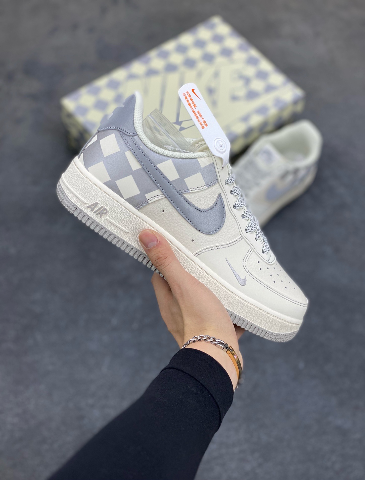 福利特价  Nike Air Force 1 Low \’07 “方块米白灰”低帮空军一号休闲板鞋 定制皮料 原楦原纸板 正品NFC感应芯片 纯正版型 清洁度完美 内置全掌气垫 货号:GZ5688-077 尺码:36 36.5 37.5 38 38.5 39 40 40.5 41 42 42.5 43 44 44.5 45-选品中心