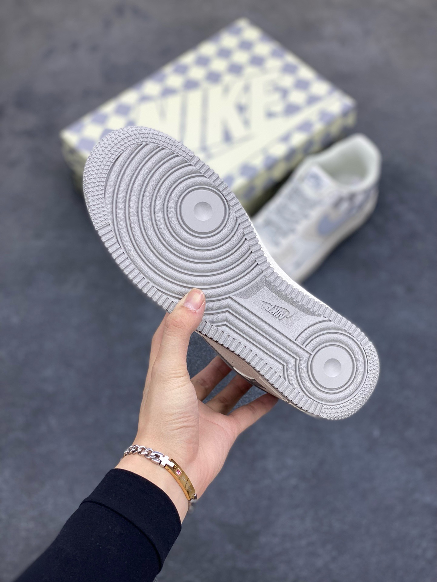 图片[5]-福利特价  Nike Air Force 1 Low \’07 “方块米白灰”低帮空军一号休闲板鞋 定制皮料 原楦原纸板 正品NFC感应芯片 纯正版型 清洁度完美 内置全掌气垫 货号：GZ5688-077 尺码：36 36.5 37.5 38 38.5 39 40 40.5 41 42 42.5 43 44 44.5 45-选品中心