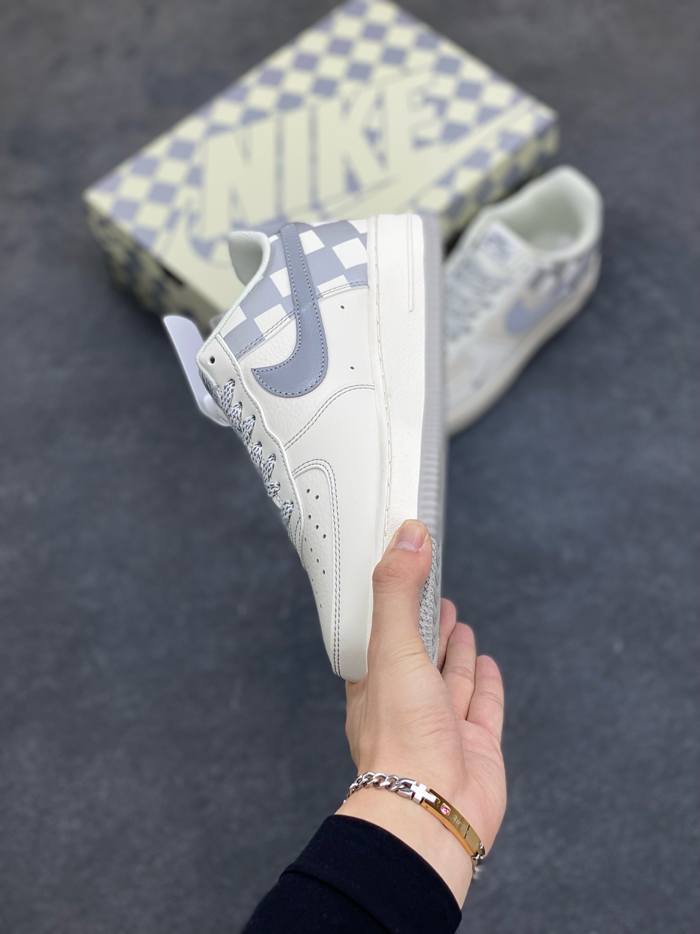 图片[3]-福利特价  Nike Air Force 1 Low \’07 “方块米白灰”低帮空军一号休闲板鞋 定制皮料 原楦原纸板 正品NFC感应芯片 纯正版型 清洁度完美 内置全掌气垫 货号：GZ5688-077 尺码：36 36.5 37.5 38 38.5 39 40 40.5 41 42 42.5 43 44 44.5 45-选品中心
