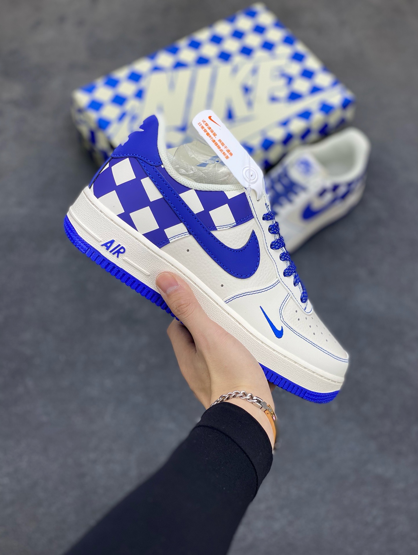 福利特价  Nike Air Force 1 Low \'07 “方块米白宝蓝”低帮空军一号休闲板鞋 定制皮料 原楦原纸板 正品NFC感应芯片 纯正版型 清洁度完美 内置全掌气垫 货号：GZ5688-088 尺码：36 36.5 37.5 38 38.5 39 40 40.5 41 42 42.5 43 44 44.5 45-选品中心