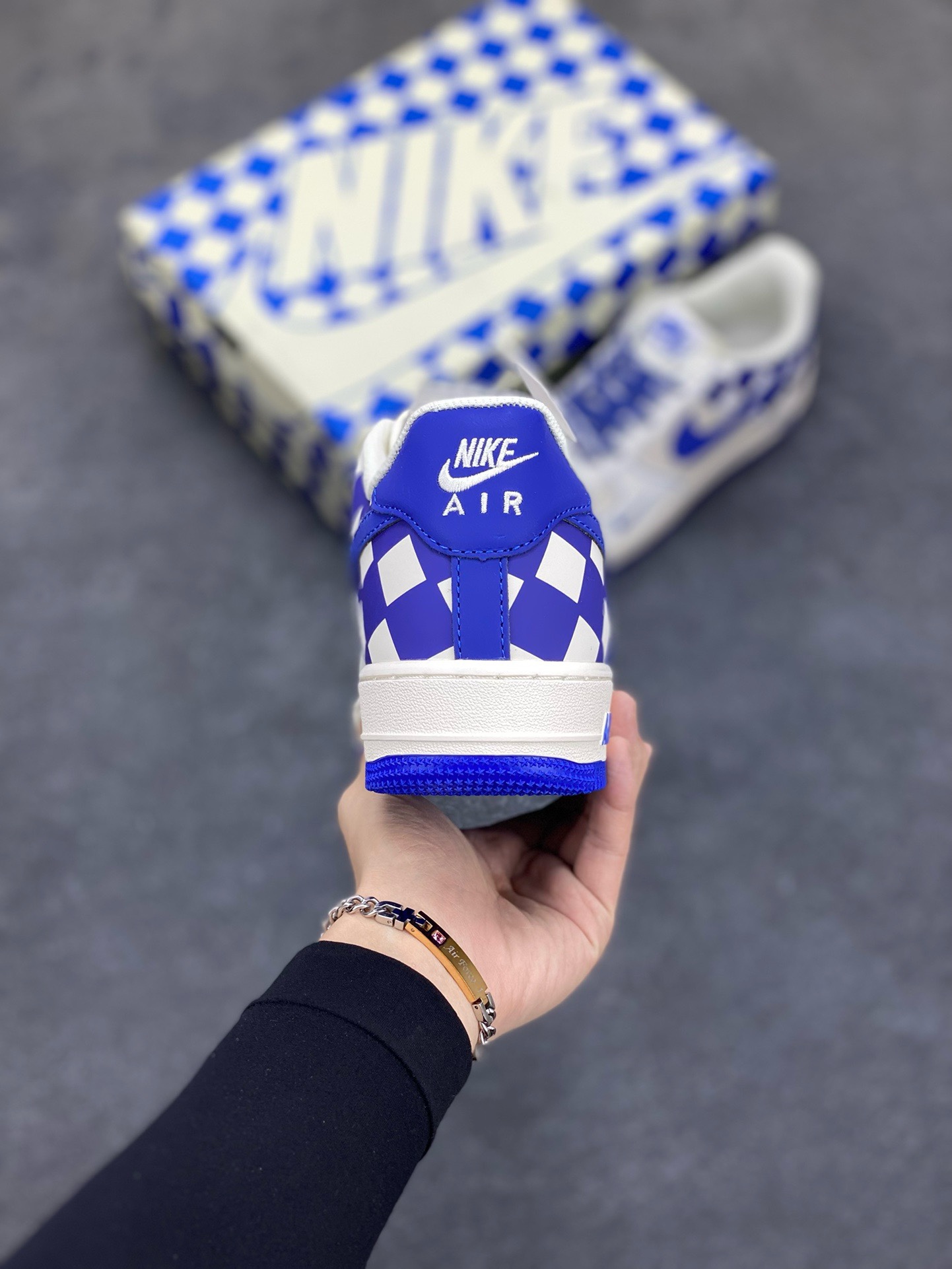 图片[4]-福利特价  Nike Air Force 1 Low \’07 “方块米白宝蓝”低帮空军一号休闲板鞋 定制皮料 原楦原纸板 正品NFC感应芯片 纯正版型 清洁度完美 内置全掌气垫 货号：GZ5688-088 尺码：36 36.5 37.5 38 38.5 39 40 40.5 41 42 42.5 43 44 44.5 45-选品中心