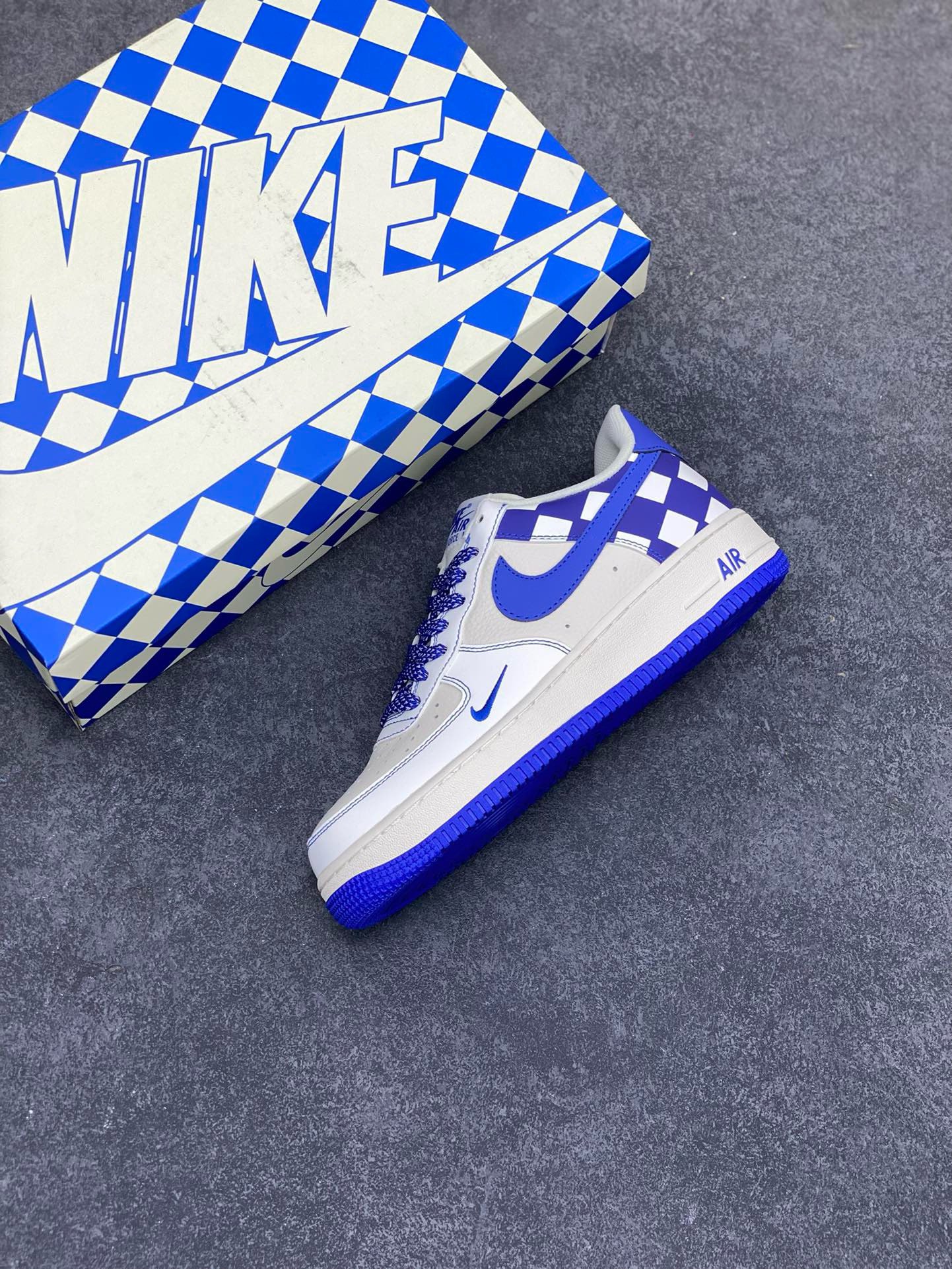 图片[7]-福利特价  Nike Air Force 1 Low \’07 “方块米白宝蓝”低帮空军一号休闲板鞋 定制皮料 原楦原纸板 正品NFC感应芯片 纯正版型 清洁度完美 内置全掌气垫 货号：GZ5688-088 尺码：36 36.5 37.5 38 38.5 39 40 40.5 41 42 42.5 43 44 44.5 45-选品中心