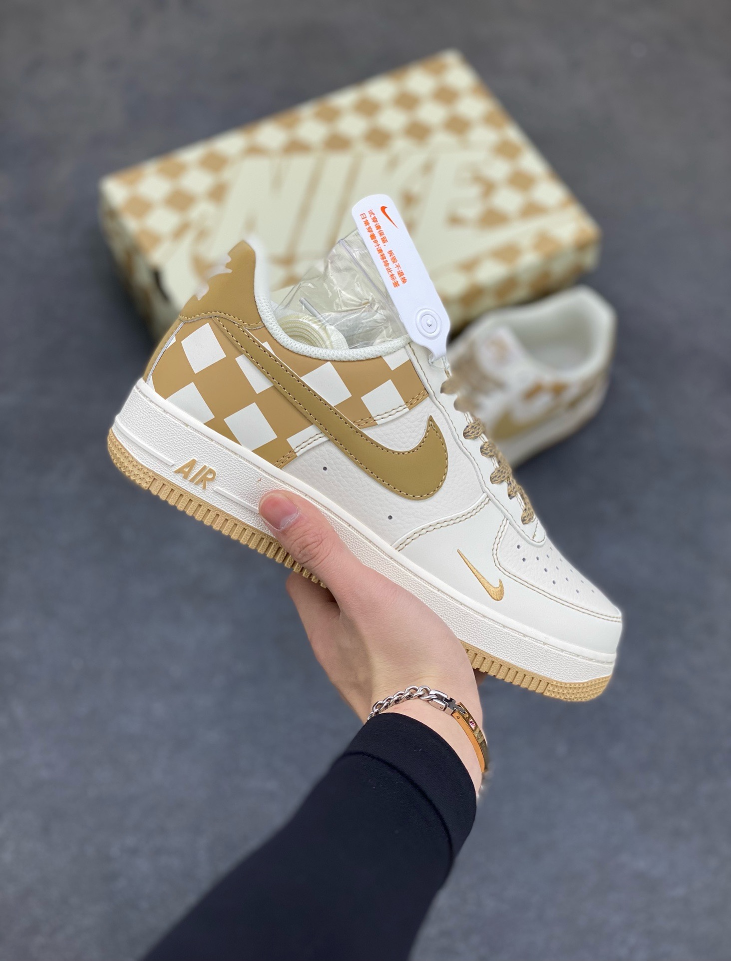 福利特价  Nike Air Force 1 Low \’07 “方块米白金”低帮空军一号休闲板鞋 定制皮料 原楦原纸板 正品NFC感应芯片 纯正版型 清洁度完美 内置全掌气垫 货号：GZ5688-099 尺码：36 36.5 37.5 38 38.5 39 40 40.5 41 42 42.5 43 44 44.5 45-选品中心