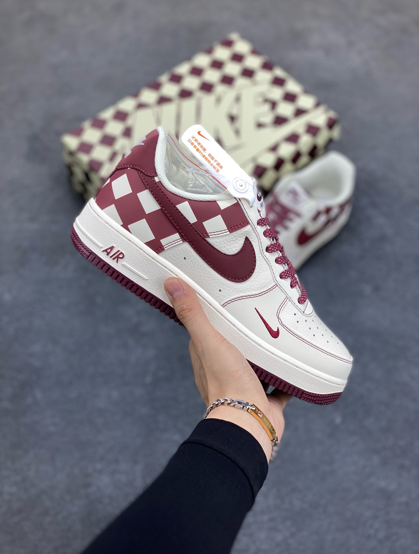 福利特价  Nike Air Force 1 Low \’07 “方块米白红”低帮空军一号休闲板鞋 定制皮料 原楦原纸板 正品NFC感应芯片 纯正版型 清洁度完美 内置全掌气垫 货号：GZ5688-055 尺码：36 36.5 37.5 38 38.5 39 40 40.5 41 42 42.5 43 44 44.5 45-选品中心