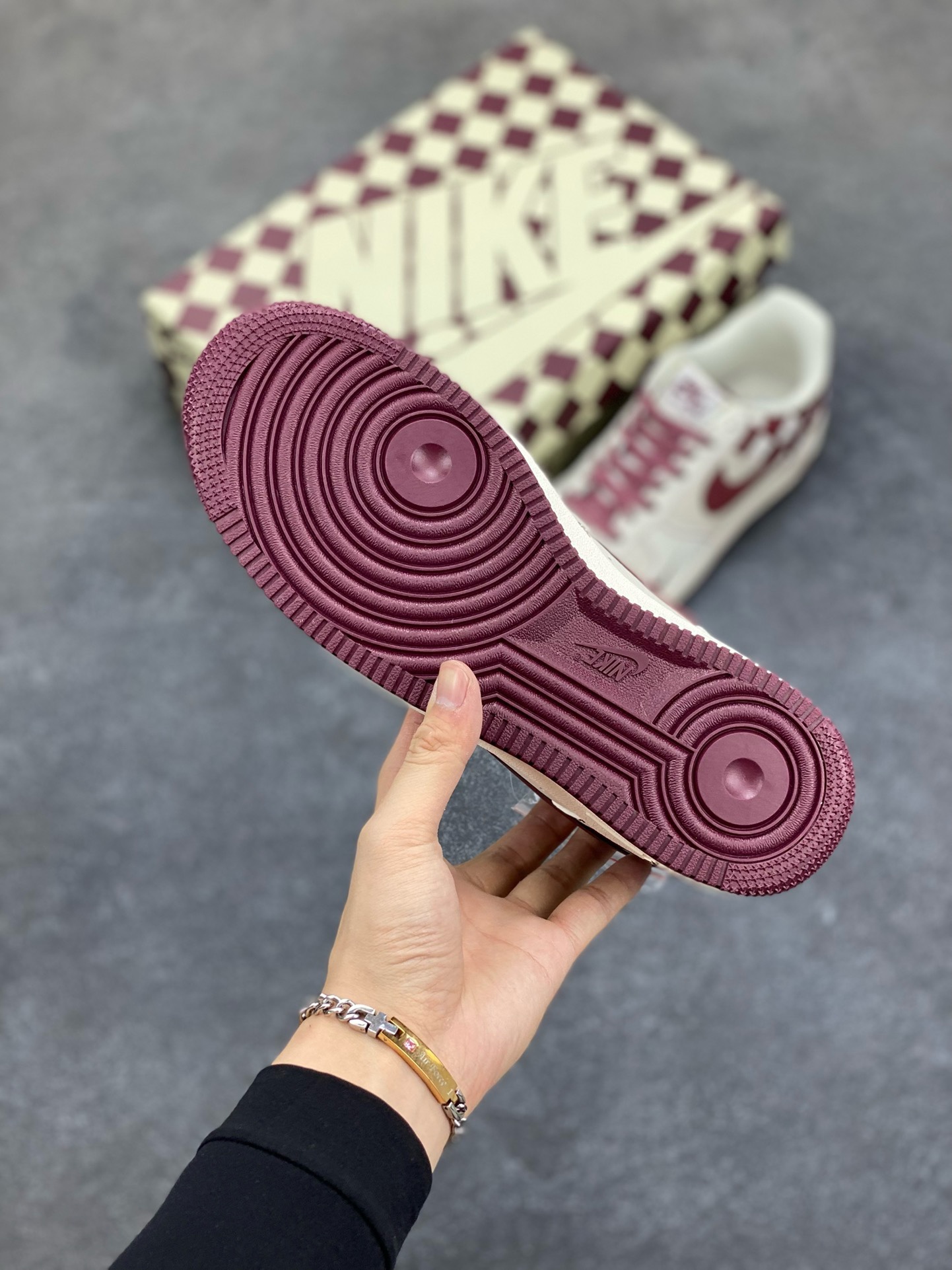 图片[5]-福利特价  Nike Air Force 1 Low \’07 “方块米白红”低帮空军一号休闲板鞋 定制皮料 原楦原纸板 正品NFC感应芯片 纯正版型 清洁度完美 内置全掌气垫 货号：GZ5688-055 尺码：36 36.5 37.5 38 38.5 39 40 40.5 41 42 42.5 43 44 44.5 45-选品中心