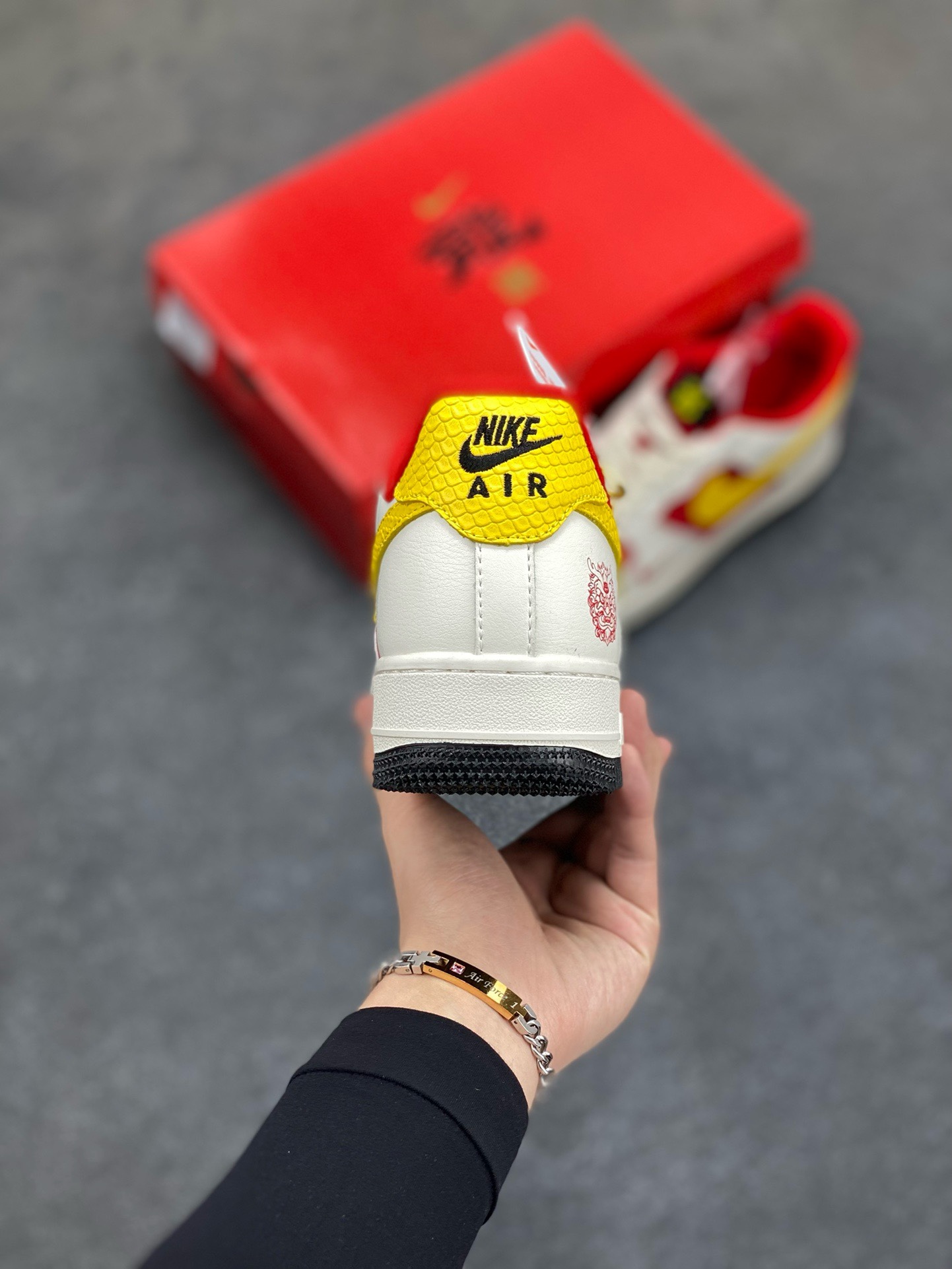 图片[4]-福利特价 NIke Air Force 1 \’07 Low “中国风-龍”海外，耐克Nike 首次融入国潮中国风元素，大红色猪八搭配米色牛皮，皮料上面印压东方神龙LOGO,耐克✓LOGO龙鳞栩栩如生，鞋盒采用毛笔字龍加上扇形纹路，更具中国古典风空军一号 低帮 运动鞋 休闲鞋 折边针车 工艺难度大 原楦头原纸板 原装鞋盒 定制五金配件 内置全掌气垫 原厂鞋底  货号：LX1988-001 尺码：36 36.5 37.5 38 38.5 39 40 40.5 41 42 42.5 43 44 44.5 45-选品中心