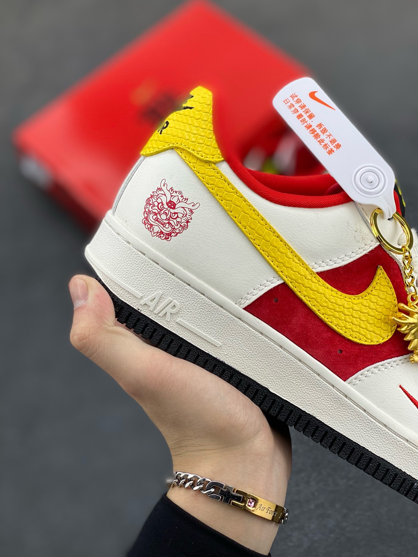 图片[6]-福利特价 NIke Air Force 1 \’07 Low “中国风-龍”海外，耐克Nike 首次融入国潮中国风元素，大红色猪八搭配米色牛皮，皮料上面印压东方神龙LOGO,耐克✓LOGO龙鳞栩栩如生，鞋盒采用毛笔字龍加上扇形纹路，更具中国古典风空军一号 低帮 运动鞋 休闲鞋 折边针车 工艺难度大 原楦头原纸板 原装鞋盒 定制五金配件 内置全掌气垫 原厂鞋底  货号：LX1988-001 尺码：36 36.5 37.5 38 38.5 39 40 40.5 41 42 42.5 43 44 44.5 45-选品中心