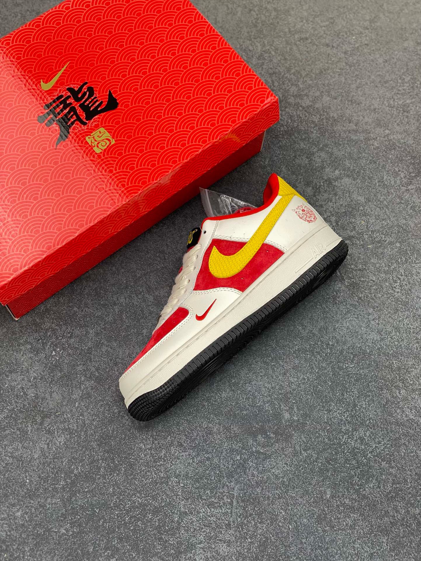 图片[7]-福利特价 NIke Air Force 1 \’07 Low “中国风-龍”海外，耐克Nike 首次融入国潮中国风元素，大红色猪八搭配米色牛皮，皮料上面印压东方神龙LOGO,耐克✓LOGO龙鳞栩栩如生，鞋盒采用毛笔字龍加上扇形纹路，更具中国古典风空军一号 低帮 运动鞋 休闲鞋 折边针车 工艺难度大 原楦头原纸板 原装鞋盒 定制五金配件 内置全掌气垫 原厂鞋底  货号：LX1988-001 尺码：36 36.5 37.5 38 38.5 39 40 40.5 41 42 42.5 43 44 44.5 45-选品中心