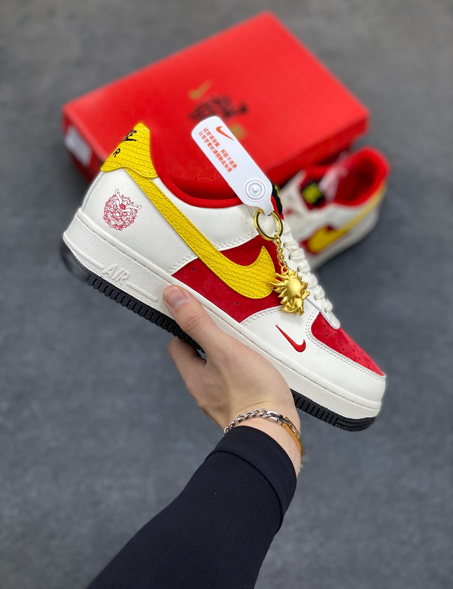 福利特价 NIke Air Force 1 \'07 Low “中国风-龍”海外，耐克Nike 首次融入国潮中国风元素，大红色猪八搭配米色牛皮，皮料上面印压东方神龙LOGO,耐克✓LOGO龙鳞栩栩如生，鞋盒采用毛笔字龍加上扇形纹路，更具中国古典风空军一号 低帮 运动鞋 休闲鞋 折边针车 工艺难度大 原楦头原纸板 原装鞋盒 定制五金配件 内置全掌气垫 原厂鞋底  货号：LX1988-001 尺码：36 36.5 37.5 38 38.5 39 40 40.5 41 42 42.5 43 44 44.5 45-选品中心