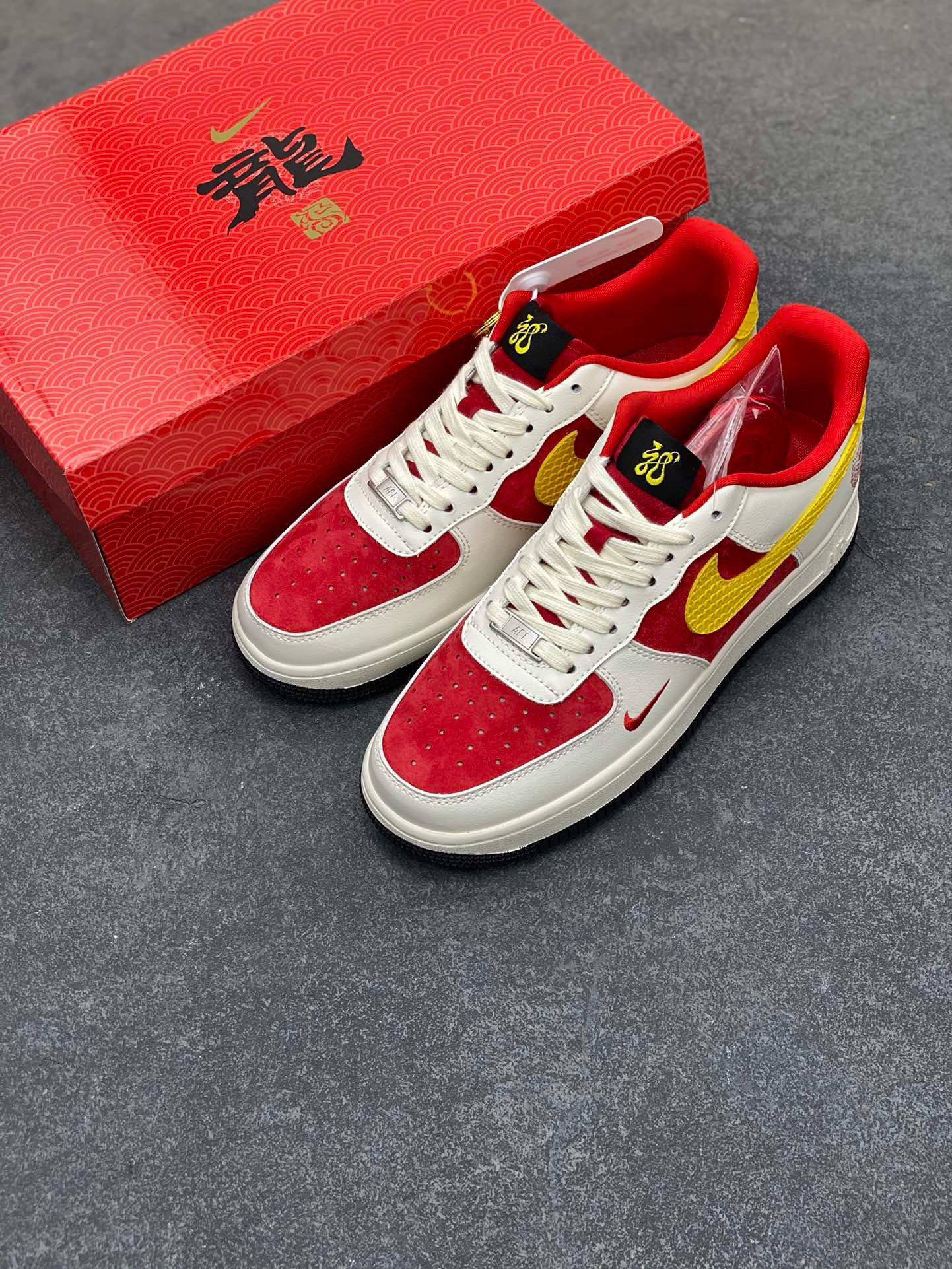 图片[8]-福利特价 NIke Air Force 1 \’07 Low “中国风-龍”海外，耐克Nike 首次融入国潮中国风元素，大红色猪八搭配米色牛皮，皮料上面印压东方神龙LOGO,耐克✓LOGO龙鳞栩栩如生，鞋盒采用毛笔字龍加上扇形纹路，更具中国古典风空军一号 低帮 运动鞋 休闲鞋 折边针车 工艺难度大 原楦头原纸板 原装鞋盒 定制五金配件 内置全掌气垫 原厂鞋底  货号：LX1988-001 尺码：36 36.5 37.5 38 38.5 39 40 40.5 41 42 42.5 43 44 44.5 45-选品中心