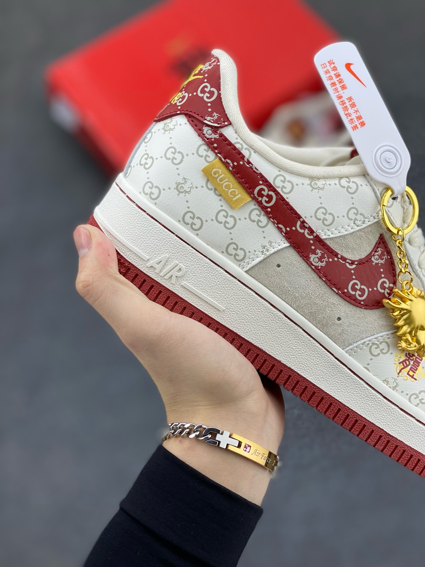 图片[6]-福利特价 NIke Air Force 1 \’07 Low “中国年限定-红龙”海外，耐克Nike 古驰Gucci联名创作。中国龙为主题，融入意大利设独特的创意和革新，鞋面采用小牛皮印压Gucci LOGO,鞋身搭配头层猪八革面料，再点缀上繁体字\”龍\”，鞋盒采用毛笔字龍加上扇形纹路，更具中国古典风空军一号 低帮 运动鞋 休闲鞋 折边针车 工艺难度大 原楦头原纸板 原装鞋盒 定制五金配件 内置全掌气垫 原厂鞋底 货号：LX1988-002 尺码：36 36.5 37.5 38 38.5 39 40 40.5 41 42 42.5 43 44 44.5 45-选品中心
