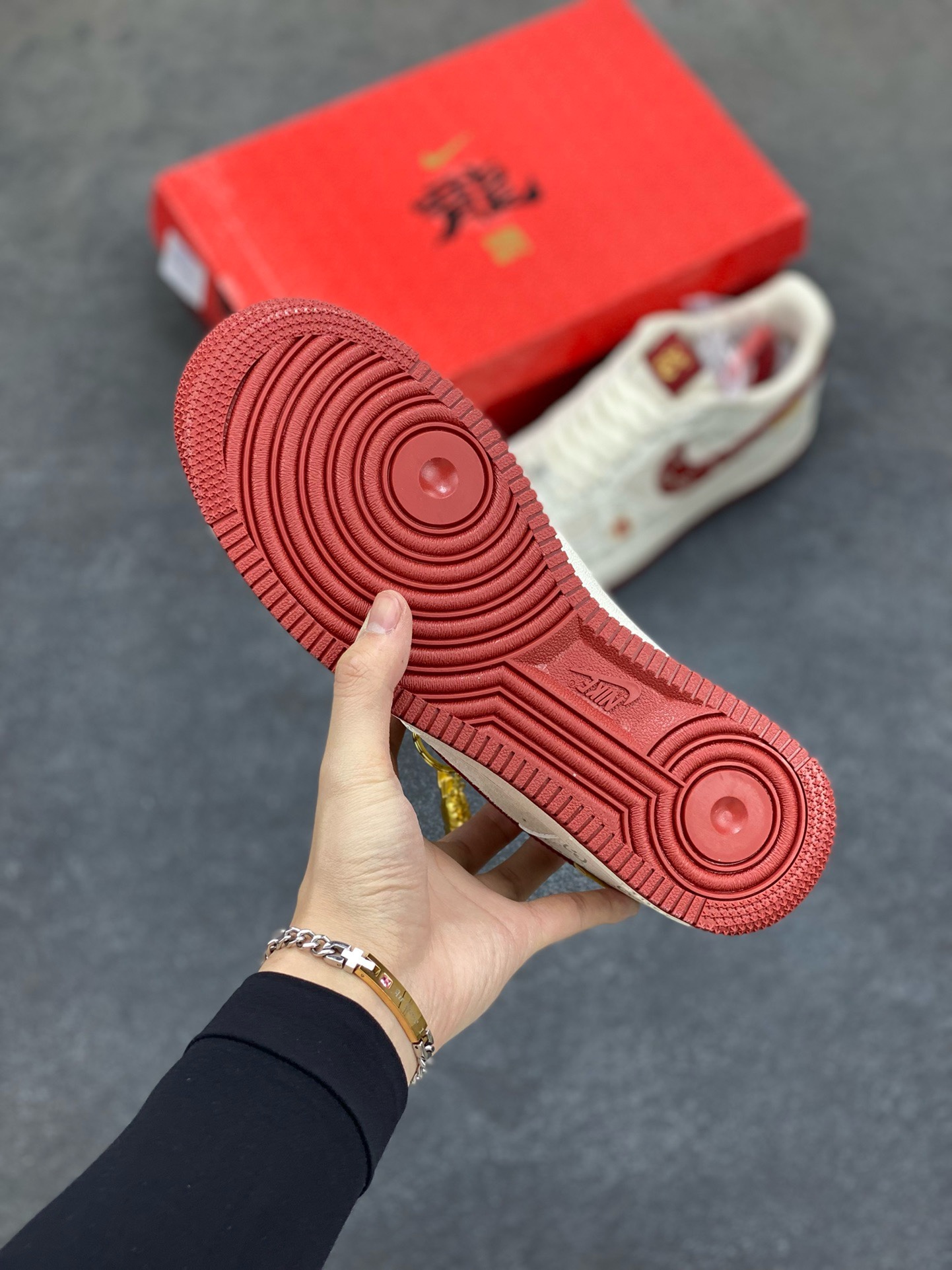 图片[5]-福利特价 NIke Air Force 1 \’07 Low “中国年限定-红龙”海外，耐克Nike 古驰Gucci联名创作。中国龙为主题，融入意大利设独特的创意和革新，鞋面采用小牛皮印压Gucci LOGO,鞋身搭配头层猪八革面料，再点缀上繁体字\”龍\”，鞋盒采用毛笔字龍加上扇形纹路，更具中国古典风空军一号 低帮 运动鞋 休闲鞋 折边针车 工艺难度大 原楦头原纸板 原装鞋盒 定制五金配件 内置全掌气垫 原厂鞋底 货号：LX1988-002 尺码：36 36.5 37.5 38 38.5 39 40 40.5 41 42 42.5 43 44 44.5 45-选品中心