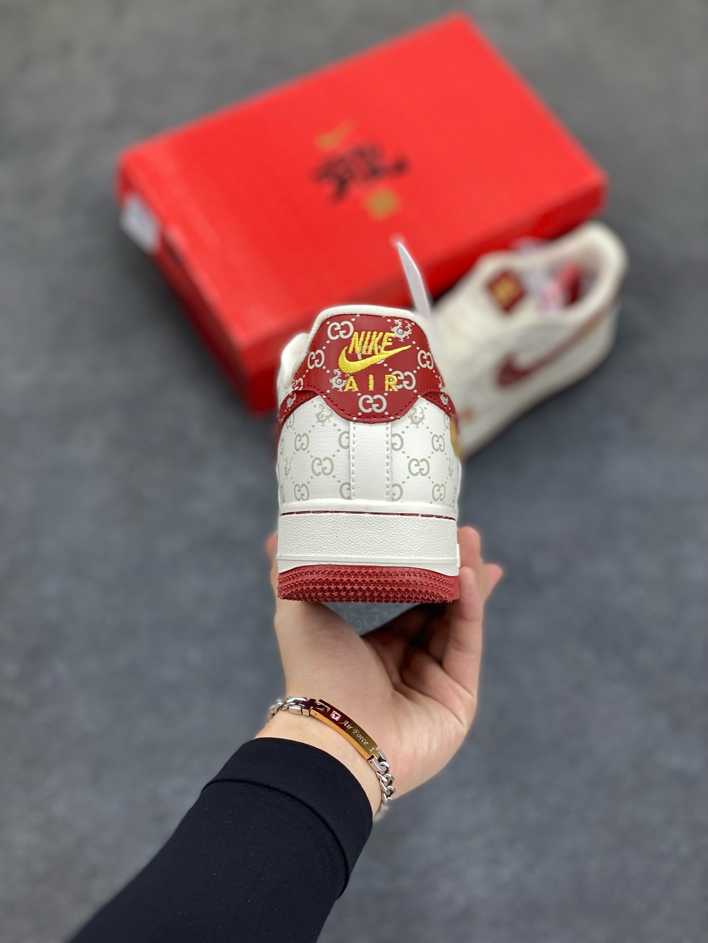 图片[4]-福利特价 NIke Air Force 1 \’07 Low “中国年限定-红龙”海外，耐克Nike 古驰Gucci联名创作。中国龙为主题，融入意大利设独特的创意和革新，鞋面采用小牛皮印压Gucci LOGO,鞋身搭配头层猪八革面料，再点缀上繁体字\”龍\”，鞋盒采用毛笔字龍加上扇形纹路，更具中国古典风空军一号 低帮 运动鞋 休闲鞋 折边针车 工艺难度大 原楦头原纸板 原装鞋盒 定制五金配件 内置全掌气垫 原厂鞋底 货号：LX1988-002 尺码：36 36.5 37.5 38 38.5 39 40 40.5 41 42 42.5 43 44 44.5 45-选品中心