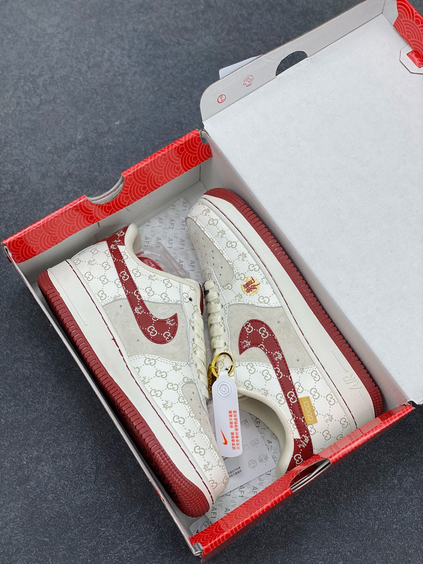 图片[9]-福利特价 NIke Air Force 1 \’07 Low “中国年限定-红龙”海外，耐克Nike 古驰Gucci联名创作。中国龙为主题，融入意大利设独特的创意和革新，鞋面采用小牛皮印压Gucci LOGO,鞋身搭配头层猪八革面料，再点缀上繁体字\”龍\”，鞋盒采用毛笔字龍加上扇形纹路，更具中国古典风空军一号 低帮 运动鞋 休闲鞋 折边针车 工艺难度大 原楦头原纸板 原装鞋盒 定制五金配件 内置全掌气垫 原厂鞋底 货号：LX1988-002 尺码：36 36.5 37.5 38 38.5 39 40 40.5 41 42 42.5 43 44 44.5 45-选品中心
