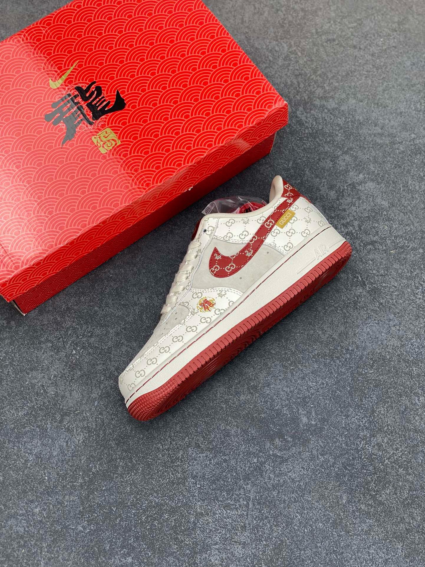图片[7]-福利特价 NIke Air Force 1 \’07 Low “中国年限定-红龙”海外，耐克Nike 古驰Gucci联名创作。中国龙为主题，融入意大利设独特的创意和革新，鞋面采用小牛皮印压Gucci LOGO,鞋身搭配头层猪八革面料，再点缀上繁体字\”龍\”，鞋盒采用毛笔字龍加上扇形纹路，更具中国古典风空军一号 低帮 运动鞋 休闲鞋 折边针车 工艺难度大 原楦头原纸板 原装鞋盒 定制五金配件 内置全掌气垫 原厂鞋底 货号：LX1988-002 尺码：36 36.5 37.5 38 38.5 39 40 40.5 41 42 42.5 43 44 44.5 45-选品中心