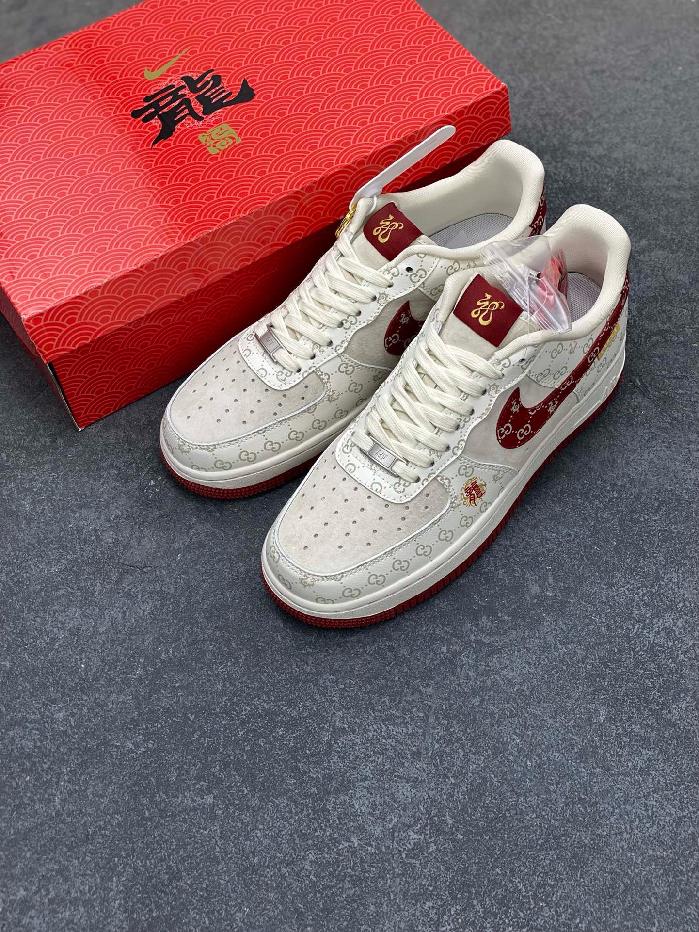 图片[8]-福利特价 NIke Air Force 1 \’07 Low “中国年限定-红龙”海外，耐克Nike 古驰Gucci联名创作。中国龙为主题，融入意大利设独特的创意和革新，鞋面采用小牛皮印压Gucci LOGO,鞋身搭配头层猪八革面料，再点缀上繁体字\”龍\”，鞋盒采用毛笔字龍加上扇形纹路，更具中国古典风空军一号 低帮 运动鞋 休闲鞋 折边针车 工艺难度大 原楦头原纸板 原装鞋盒 定制五金配件 内置全掌气垫 原厂鞋底 货号：LX1988-002 尺码：36 36.5 37.5 38 38.5 39 40 40.5 41 42 42.5 43 44 44.5 45-选品中心