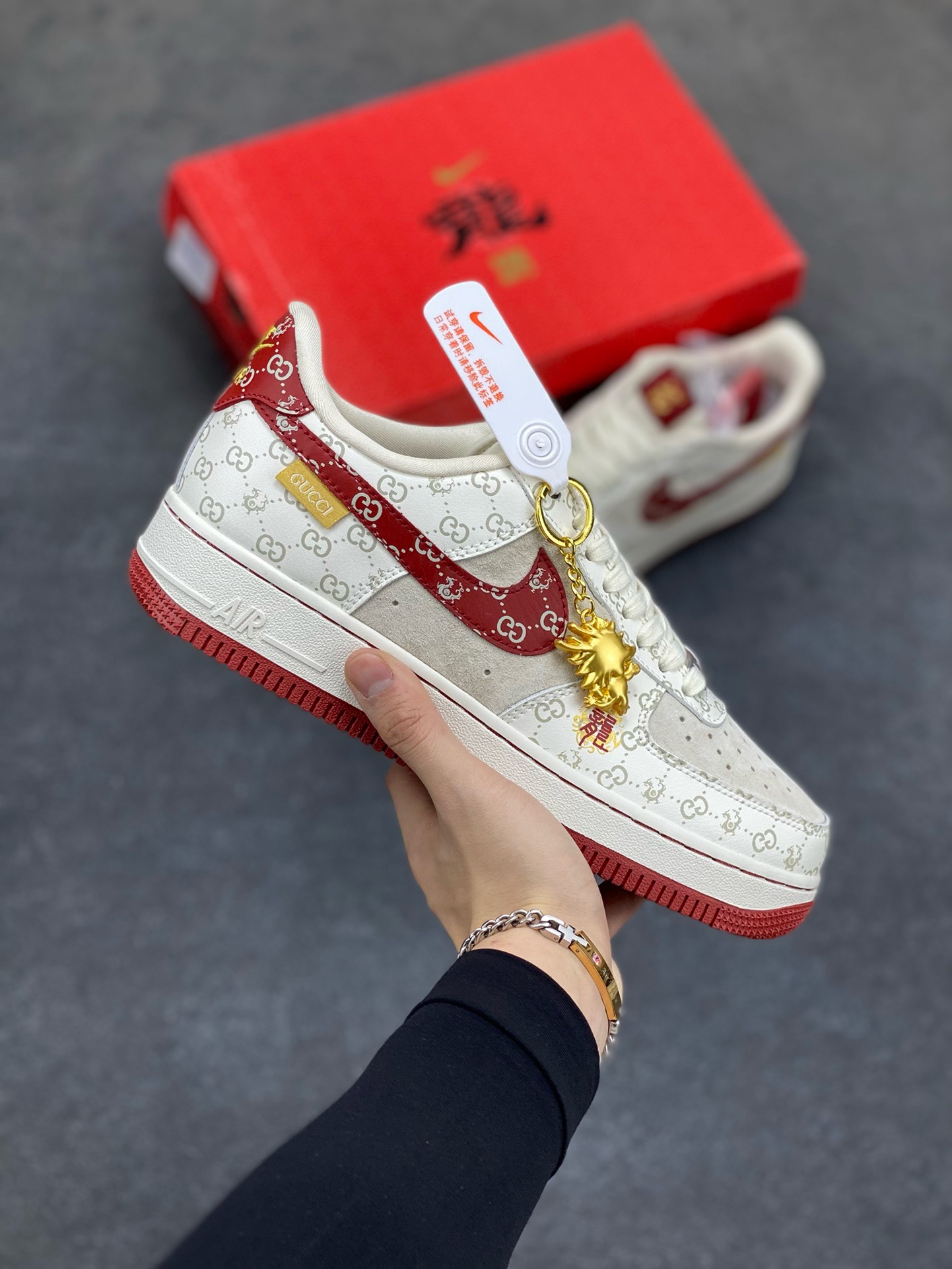 福利特价 NIke Air Force 1 \’07 Low “中国年限定-红龙”海外，耐克Nike 古驰Gucci联名创作。中国龙为主题，融入意大利设独特的创意和革新，鞋面采用小牛皮印压Gucci LOGO,鞋身搭配头层猪八革面料，再点缀上繁体字\”龍\”，鞋盒采用毛笔字龍加上扇形纹路，更具中国古典风空军一号 低帮 运动鞋 休闲鞋 折边针车 工艺难度大 原楦头原纸板 原装鞋盒 定制五金配件 内置全掌气垫 原厂鞋底 货号：LX1988-002 尺码：36 36.5 37.5 38 38.5 39 40 40.5 41 42 42.5 43 44 44.5 45-选品中心
