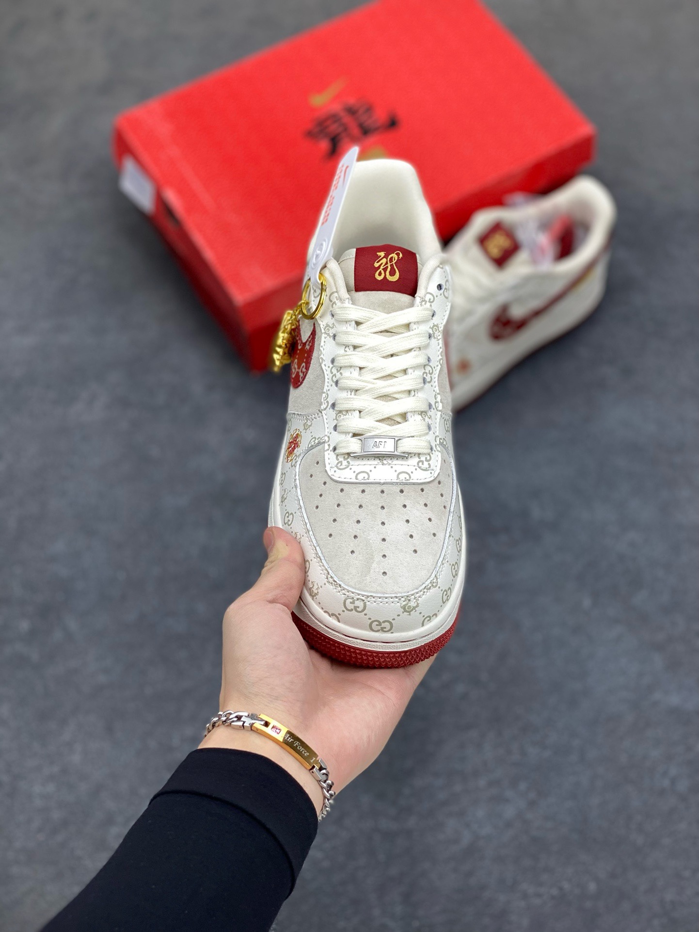 图片[2]-福利特价 NIke Air Force 1 \’07 Low “中国年限定-红龙”海外，耐克Nike 古驰Gucci联名创作。中国龙为主题，融入意大利设独特的创意和革新，鞋面采用小牛皮印压Gucci LOGO,鞋身搭配头层猪八革面料，再点缀上繁体字\”龍\”，鞋盒采用毛笔字龍加上扇形纹路，更具中国古典风空军一号 低帮 运动鞋 休闲鞋 折边针车 工艺难度大 原楦头原纸板 原装鞋盒 定制五金配件 内置全掌气垫 原厂鞋底 货号：LX1988-002 尺码：36 36.5 37.5 38 38.5 39 40 40.5 41 42 42.5 43 44 44.5 45-选品中心