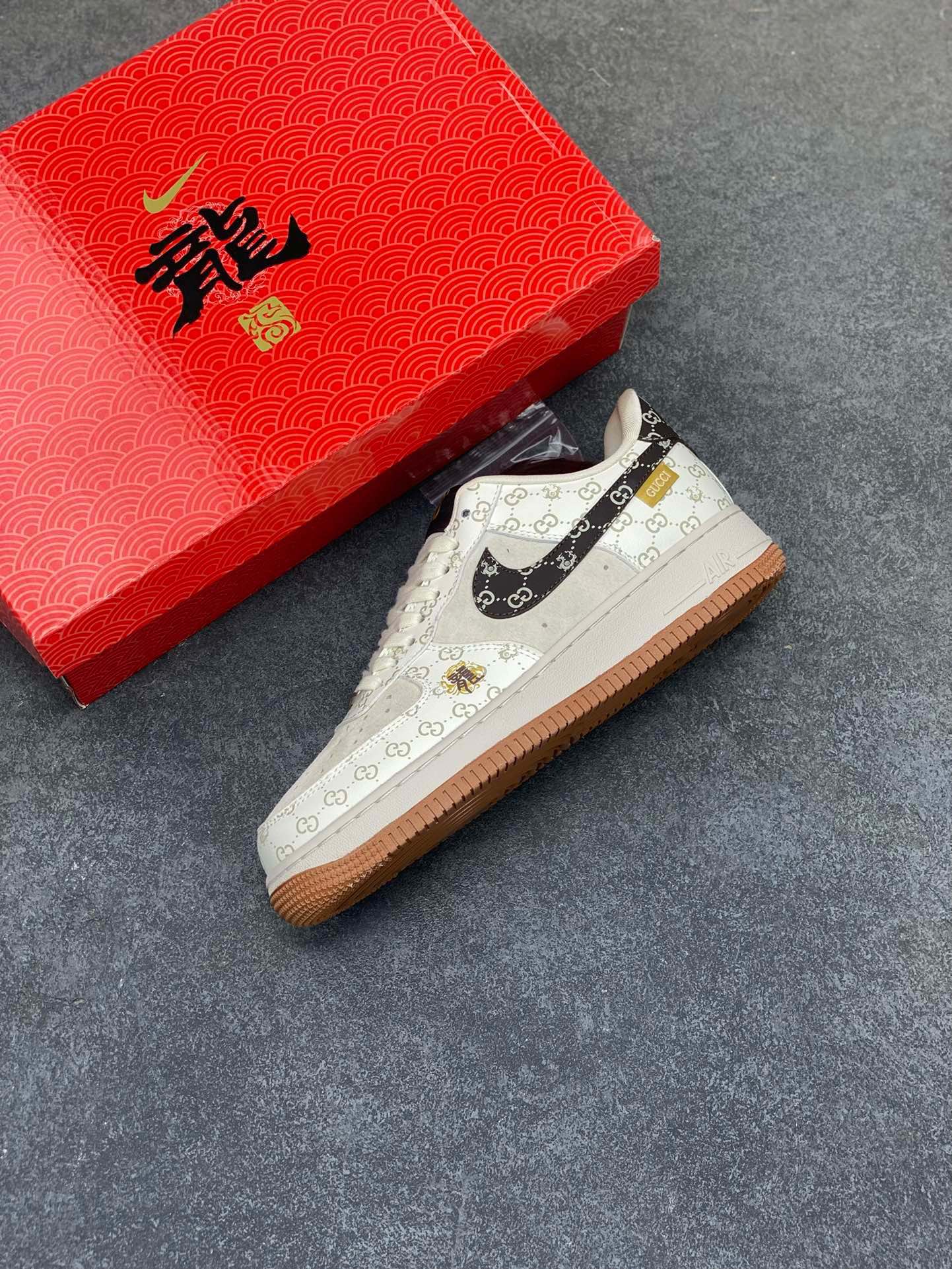 图片[7]-福利特价 NIke Air Force 1 \’07 Low “中国年限定-黑龙”海外，耐克Nike 古驰Gucci联名创作。中国龙为主题，融入意大利设独特的创意和革新，鞋面采用小牛皮印压Gucci LOGO,鞋身搭配头层猪八革面料，再点缀上繁体字\”龍\”，鞋盒采用毛笔字龍加上扇形纹路，更具中国古典风空军一号 低帮 运动鞋 休闲鞋 折边针车 工艺难度大 原楦头原纸板 原装鞋盒 定制五金配件 内置全掌气垫 原厂鞋底 货号：LX1988-003 尺码：36 36.5 37.5 38 38.5 39 40 40.5 41 42 42.5 43 44 44.5 45-选品中心