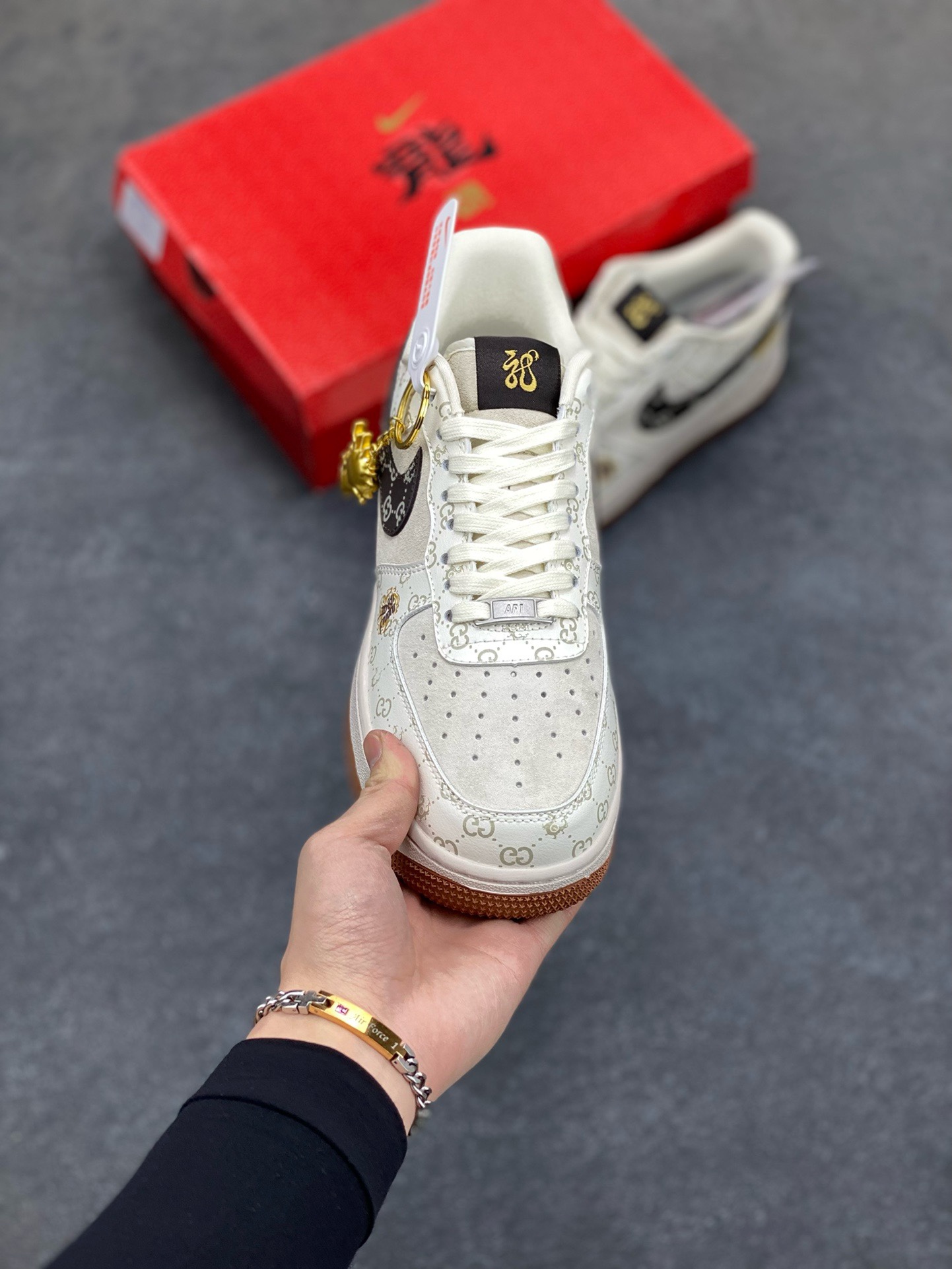 图片[2]-福利特价 NIke Air Force 1 \’07 Low “中国年限定-黑龙”海外，耐克Nike 古驰Gucci联名创作。中国龙为主题，融入意大利设独特的创意和革新，鞋面采用小牛皮印压Gucci LOGO,鞋身搭配头层猪八革面料，再点缀上繁体字\”龍\”，鞋盒采用毛笔字龍加上扇形纹路，更具中国古典风空军一号 低帮 运动鞋 休闲鞋 折边针车 工艺难度大 原楦头原纸板 原装鞋盒 定制五金配件 内置全掌气垫 原厂鞋底 货号：LX1988-003 尺码：36 36.5 37.5 38 38.5 39 40 40.5 41 42 42.5 43 44 44.5 45-选品中心