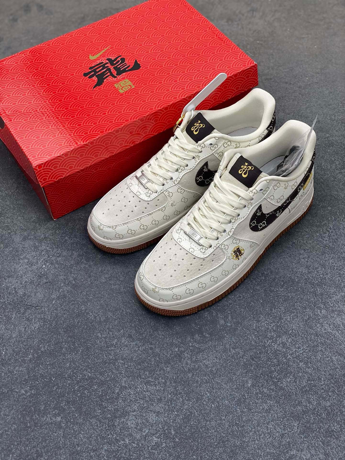 图片[8]-福利特价 NIke Air Force 1 \’07 Low “中国年限定-黑龙”海外，耐克Nike 古驰Gucci联名创作。中国龙为主题，融入意大利设独特的创意和革新，鞋面采用小牛皮印压Gucci LOGO,鞋身搭配头层猪八革面料，再点缀上繁体字\”龍\”，鞋盒采用毛笔字龍加上扇形纹路，更具中国古典风空军一号 低帮 运动鞋 休闲鞋 折边针车 工艺难度大 原楦头原纸板 原装鞋盒 定制五金配件 内置全掌气垫 原厂鞋底 货号：LX1988-003 尺码：36 36.5 37.5 38 38.5 39 40 40.5 41 42 42.5 43 44 44.5 45-选品中心