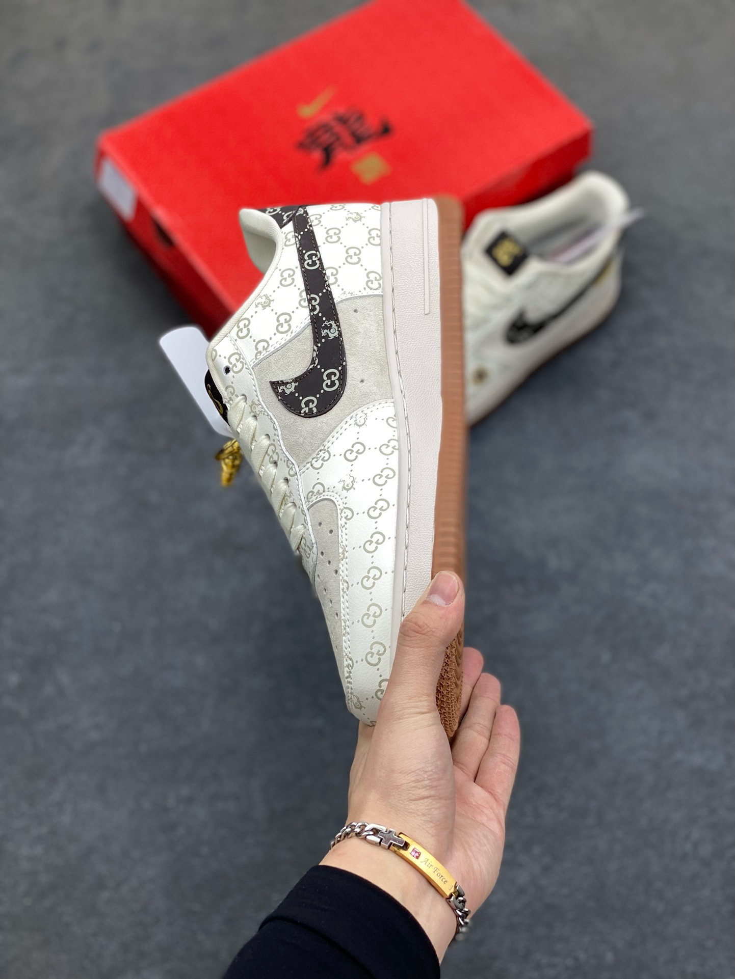 图片[3]-福利特价 NIke Air Force 1 \’07 Low “中国年限定-黑龙”海外，耐克Nike 古驰Gucci联名创作。中国龙为主题，融入意大利设独特的创意和革新，鞋面采用小牛皮印压Gucci LOGO,鞋身搭配头层猪八革面料，再点缀上繁体字\”龍\”，鞋盒采用毛笔字龍加上扇形纹路，更具中国古典风空军一号 低帮 运动鞋 休闲鞋 折边针车 工艺难度大 原楦头原纸板 原装鞋盒 定制五金配件 内置全掌气垫 原厂鞋底 货号：LX1988-003 尺码：36 36.5 37.5 38 38.5 39 40 40.5 41 42 42.5 43 44 44.5 45-选品中心