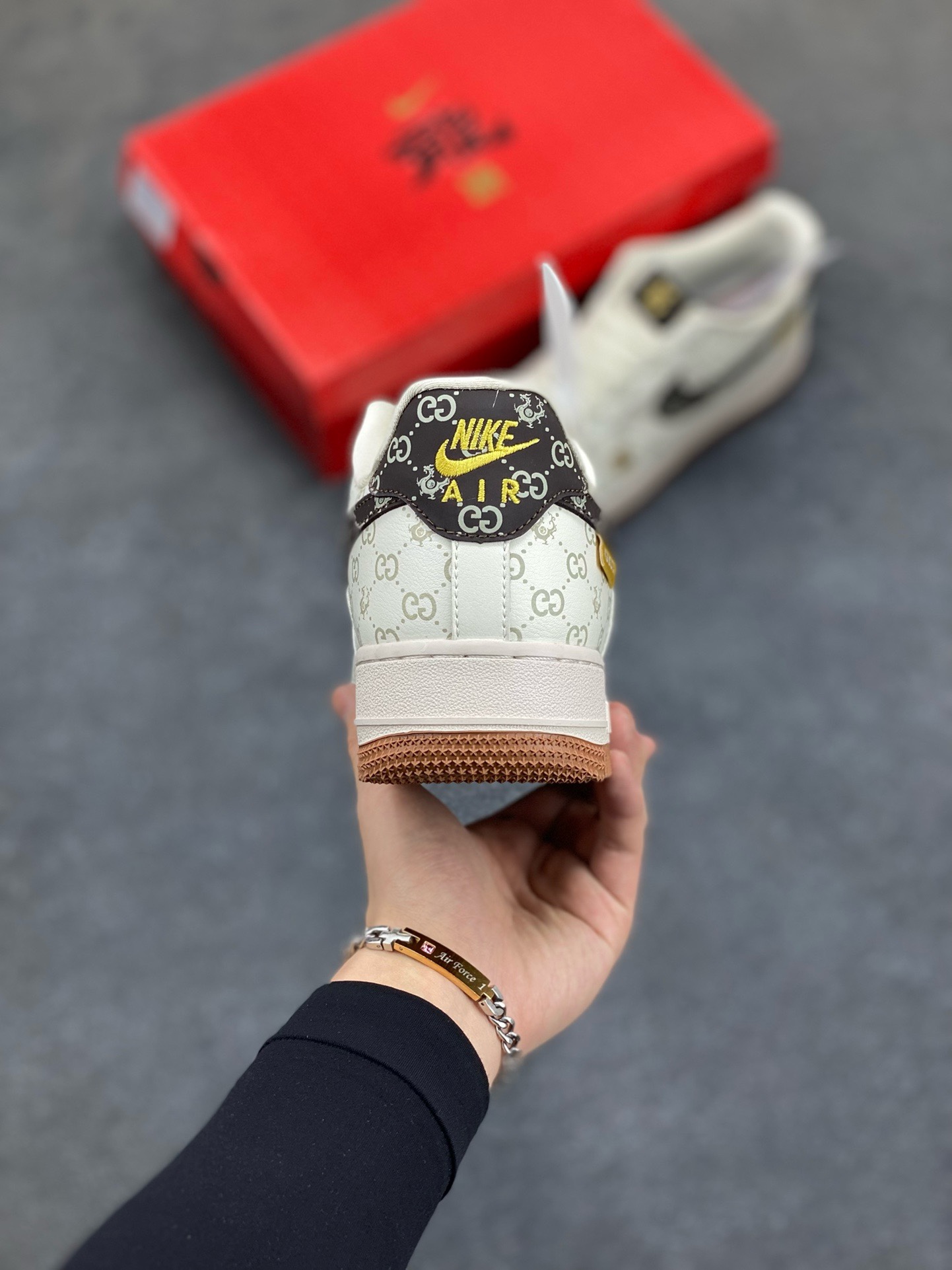 图片[4]-福利特价 NIke Air Force 1 \’07 Low “中国年限定-黑龙”海外，耐克Nike 古驰Gucci联名创作。中国龙为主题，融入意大利设独特的创意和革新，鞋面采用小牛皮印压Gucci LOGO,鞋身搭配头层猪八革面料，再点缀上繁体字\”龍\”，鞋盒采用毛笔字龍加上扇形纹路，更具中国古典风空军一号 低帮 运动鞋 休闲鞋 折边针车 工艺难度大 原楦头原纸板 原装鞋盒 定制五金配件 内置全掌气垫 原厂鞋底 货号：LX1988-003 尺码：36 36.5 37.5 38 38.5 39 40 40.5 41 42 42.5 43 44 44.5 45-选品中心