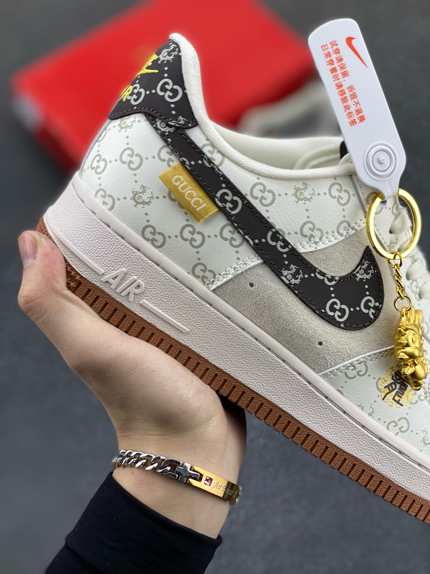 图片[6]-福利特价 NIke Air Force 1 \’07 Low “中国年限定-黑龙”海外，耐克Nike 古驰Gucci联名创作。中国龙为主题，融入意大利设独特的创意和革新，鞋面采用小牛皮印压Gucci LOGO,鞋身搭配头层猪八革面料，再点缀上繁体字\”龍\”，鞋盒采用毛笔字龍加上扇形纹路，更具中国古典风空军一号 低帮 运动鞋 休闲鞋 折边针车 工艺难度大 原楦头原纸板 原装鞋盒 定制五金配件 内置全掌气垫 原厂鞋底 货号：LX1988-003 尺码：36 36.5 37.5 38 38.5 39 40 40.5 41 42 42.5 43 44 44.5 45-选品中心