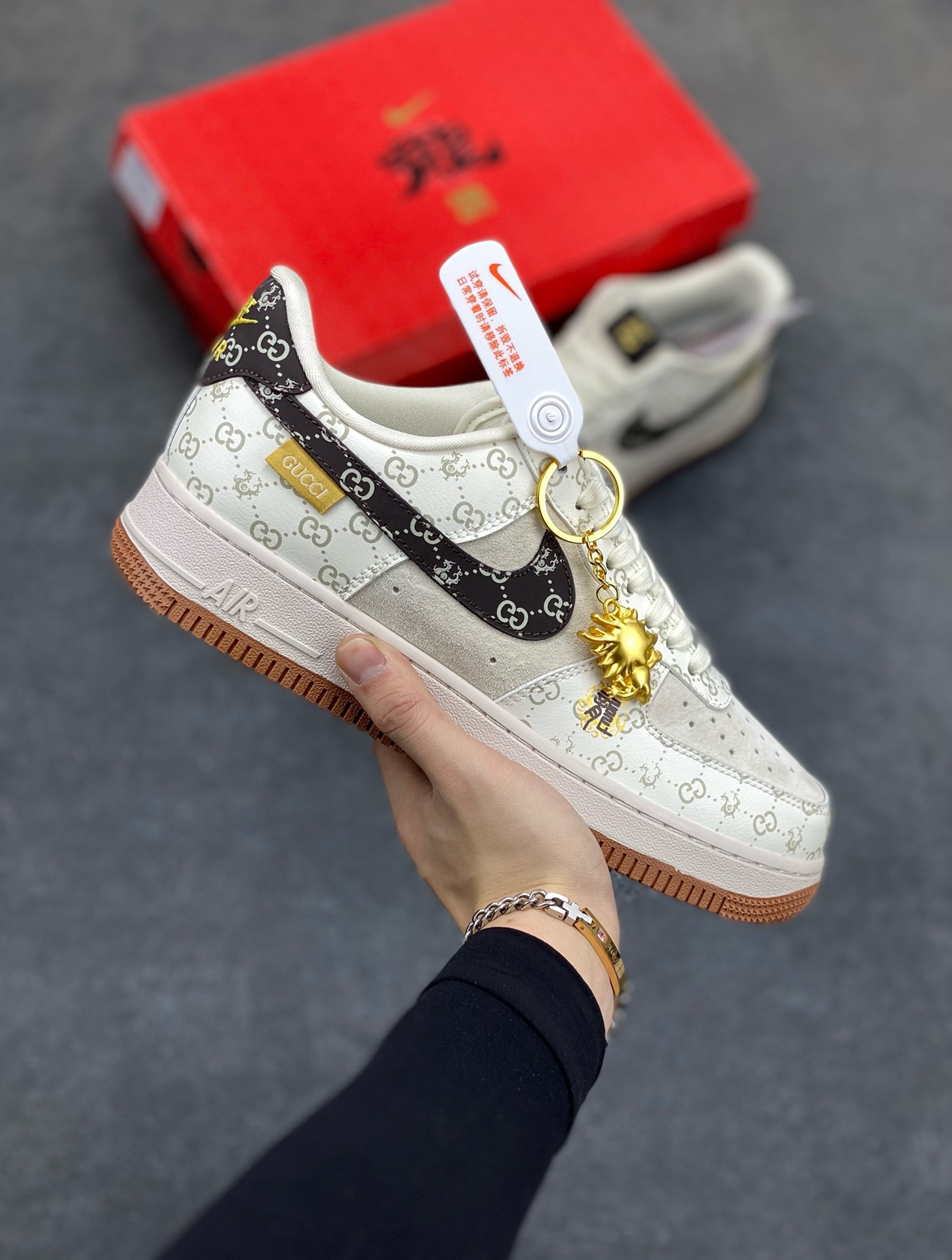 福利特价 NIke Air Force 1 \'07 Low “中国年限定-黑龙”海外，耐克Nike 古驰Gucci联名创作。中国龙为主题，融入意大利设独特的创意和革新，鞋面采用小牛皮印压Gucci LOGO,鞋身搭配头层猪八革面料，再点缀上繁体字\