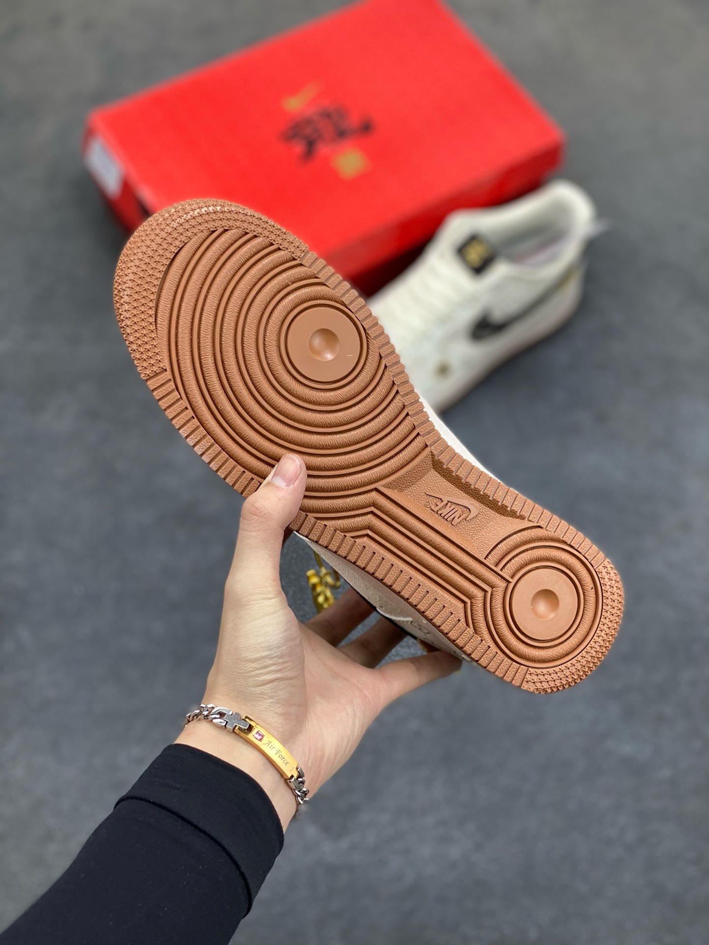 图片[5]-福利特价 NIke Air Force 1 \’07 Low “中国年限定-黑龙”海外，耐克Nike 古驰Gucci联名创作。中国龙为主题，融入意大利设独特的创意和革新，鞋面采用小牛皮印压Gucci LOGO,鞋身搭配头层猪八革面料，再点缀上繁体字\”龍\”，鞋盒采用毛笔字龍加上扇形纹路，更具中国古典风空军一号 低帮 运动鞋 休闲鞋 折边针车 工艺难度大 原楦头原纸板 原装鞋盒 定制五金配件 内置全掌气垫 原厂鞋底 货号：LX1988-003 尺码：36 36.5 37.5 38 38.5 39 40 40.5 41 42 42.5 43 44 44.5 45-选品中心