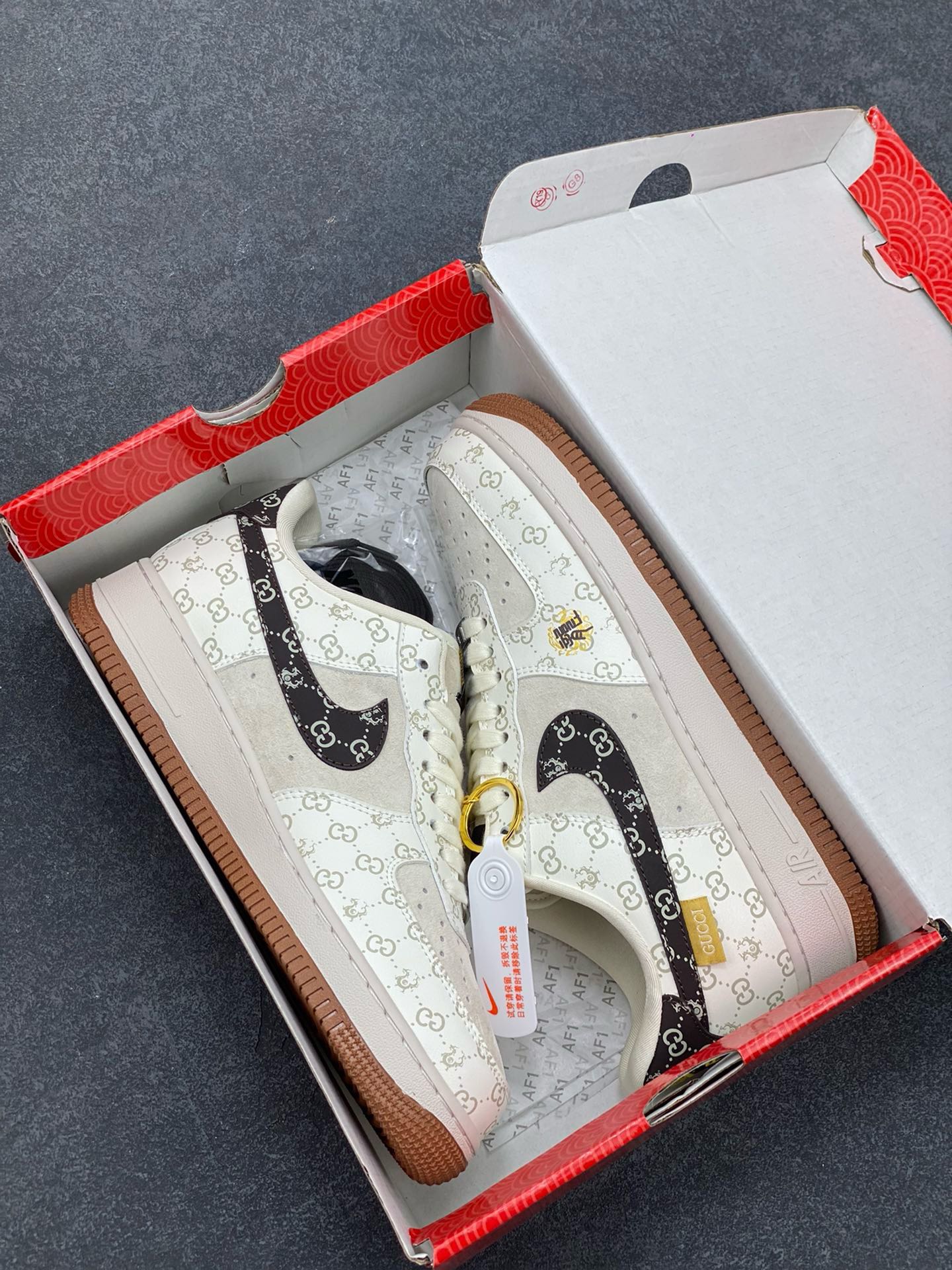 图片[9]-福利特价 NIke Air Force 1 \’07 Low “中国年限定-黑龙”海外，耐克Nike 古驰Gucci联名创作。中国龙为主题，融入意大利设独特的创意和革新，鞋面采用小牛皮印压Gucci LOGO,鞋身搭配头层猪八革面料，再点缀上繁体字\”龍\”，鞋盒采用毛笔字龍加上扇形纹路，更具中国古典风空军一号 低帮 运动鞋 休闲鞋 折边针车 工艺难度大 原楦头原纸板 原装鞋盒 定制五金配件 内置全掌气垫 原厂鞋底 货号：LX1988-003 尺码：36 36.5 37.5 38 38.5 39 40 40.5 41 42 42.5 43 44 44.5 45-选品中心