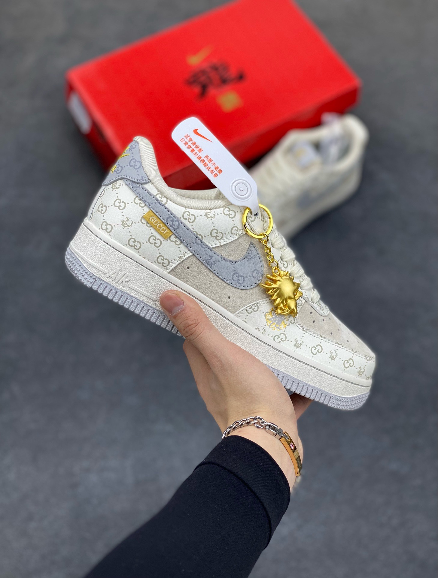 福利特价 NIke Air Force 1 \’07 Low “中国年限定-灰龙”海外，耐克Nike 古驰Gucci联名创作。中国龙为主题，融入意大利设独特的创意和革新，鞋面采用小牛皮印压Gucci LOGO,鞋身搭配头层猪八革面料，再点缀上繁体字\”龍\”，鞋盒采用毛笔字龍加上扇形纹路，更具中国古典风空军一号 低帮 运动鞋 休闲鞋 折边针车 工艺难度大 原楦头原纸板 原装鞋盒 定制五金配件 内置全掌气垫 原厂鞋底 货号：LX1988-004 尺码：36 36.5 37.5 38 38.5 39 40 40.5 41 42 42.5 43 44 44.5 45-选品中心