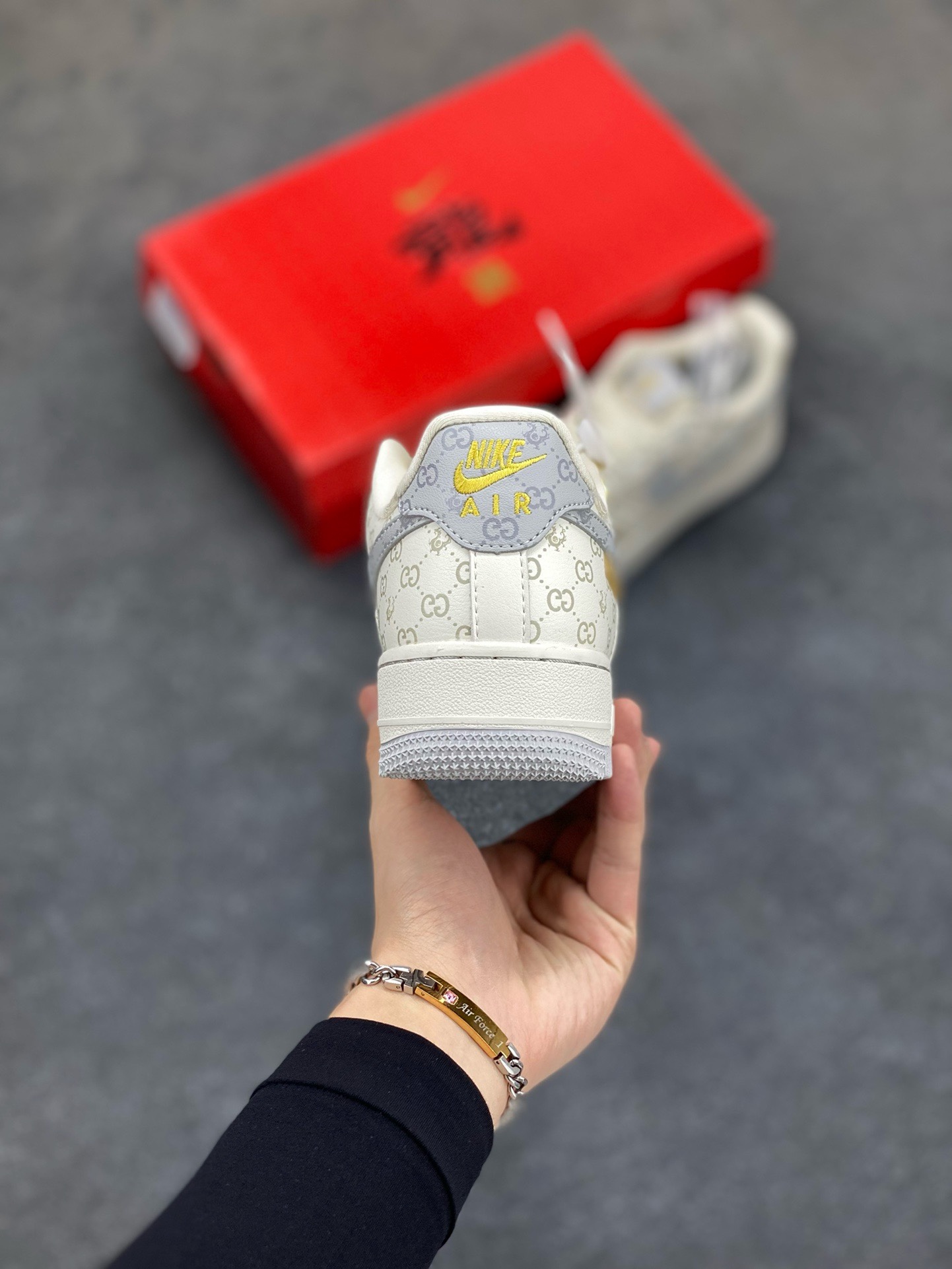 图片[4]-福利特价 NIke Air Force 1 \’07 Low “中国年限定-灰龙”海外，耐克Nike 古驰Gucci联名创作。中国龙为主题，融入意大利设独特的创意和革新，鞋面采用小牛皮印压Gucci LOGO,鞋身搭配头层猪八革面料，再点缀上繁体字\”龍\”，鞋盒采用毛笔字龍加上扇形纹路，更具中国古典风空军一号 低帮 运动鞋 休闲鞋 折边针车 工艺难度大 原楦头原纸板 原装鞋盒 定制五金配件 内置全掌气垫 原厂鞋底 货号：LX1988-004 尺码：36 36.5 37.5 38 38.5 39 40 40.5 41 42 42.5 43 44 44.5 45-选品中心