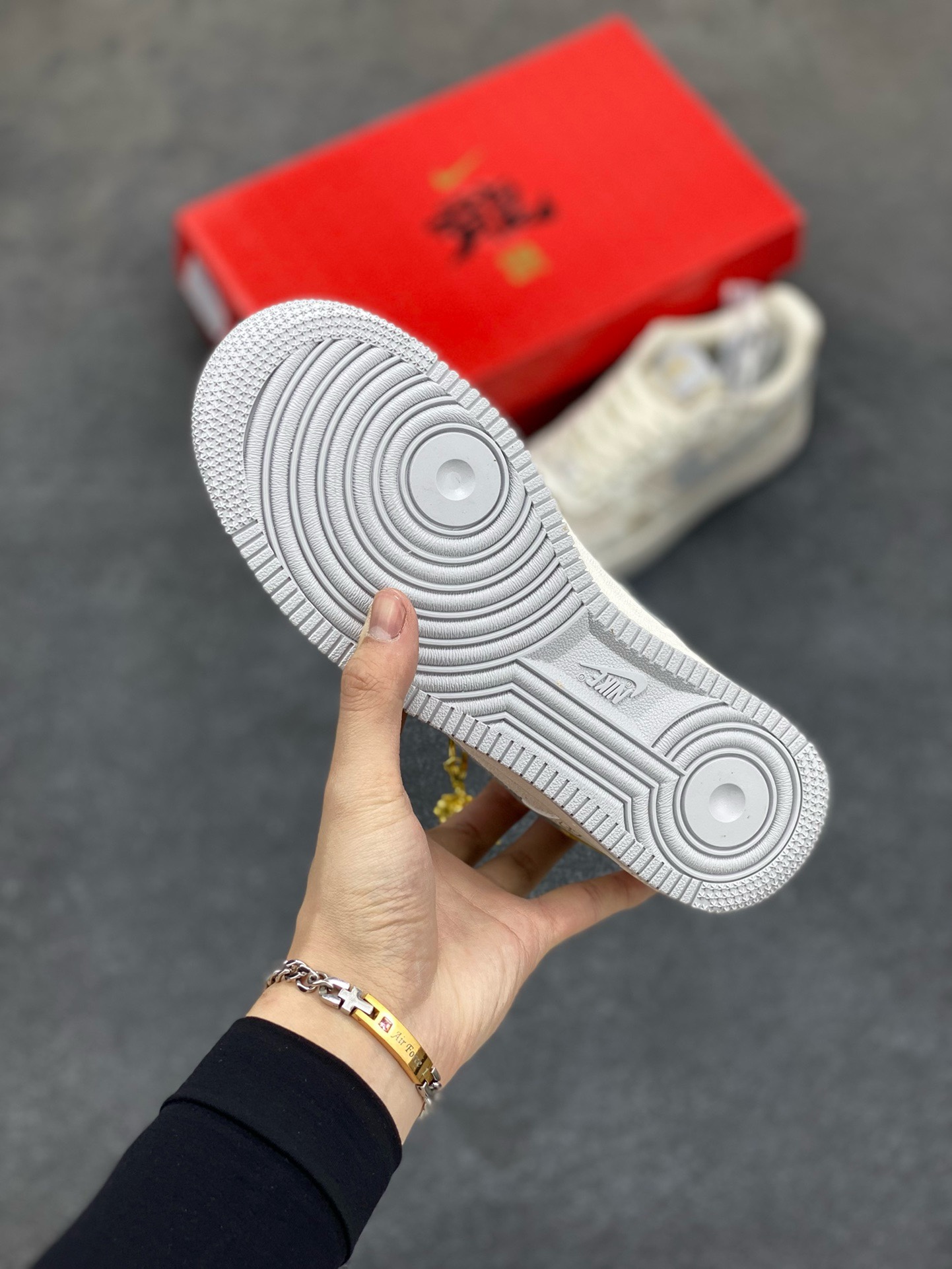 图片[5]-福利特价 NIke Air Force 1 \’07 Low “中国年限定-灰龙”海外，耐克Nike 古驰Gucci联名创作。中国龙为主题，融入意大利设独特的创意和革新，鞋面采用小牛皮印压Gucci LOGO,鞋身搭配头层猪八革面料，再点缀上繁体字\”龍\”，鞋盒采用毛笔字龍加上扇形纹路，更具中国古典风空军一号 低帮 运动鞋 休闲鞋 折边针车 工艺难度大 原楦头原纸板 原装鞋盒 定制五金配件 内置全掌气垫 原厂鞋底 货号：LX1988-004 尺码：36 36.5 37.5 38 38.5 39 40 40.5 41 42 42.5 43 44 44.5 45-选品中心
