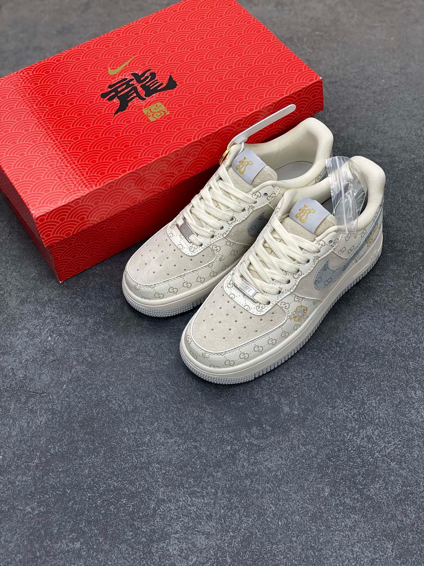 图片[8]-福利特价 NIke Air Force 1 \’07 Low “中国年限定-灰龙”海外，耐克Nike 古驰Gucci联名创作。中国龙为主题，融入意大利设独特的创意和革新，鞋面采用小牛皮印压Gucci LOGO,鞋身搭配头层猪八革面料，再点缀上繁体字\”龍\”，鞋盒采用毛笔字龍加上扇形纹路，更具中国古典风空军一号 低帮 运动鞋 休闲鞋 折边针车 工艺难度大 原楦头原纸板 原装鞋盒 定制五金配件 内置全掌气垫 原厂鞋底 货号：LX1988-004 尺码：36 36.5 37.5 38 38.5 39 40 40.5 41 42 42.5 43 44 44.5 45-选品中心