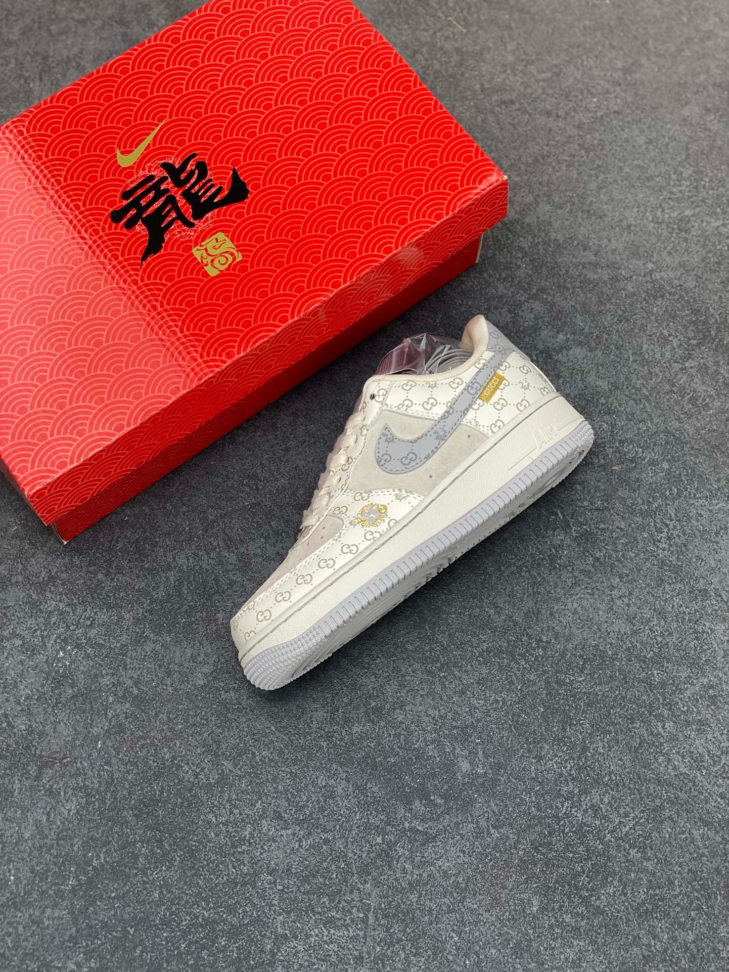 图片[7]-福利特价 NIke Air Force 1 \’07 Low “中国年限定-灰龙”海外，耐克Nike 古驰Gucci联名创作。中国龙为主题，融入意大利设独特的创意和革新，鞋面采用小牛皮印压Gucci LOGO,鞋身搭配头层猪八革面料，再点缀上繁体字\”龍\”，鞋盒采用毛笔字龍加上扇形纹路，更具中国古典风空军一号 低帮 运动鞋 休闲鞋 折边针车 工艺难度大 原楦头原纸板 原装鞋盒 定制五金配件 内置全掌气垫 原厂鞋底 货号：LX1988-004 尺码：36 36.5 37.5 38 38.5 39 40 40.5 41 42 42.5 43 44 44.5 45-选品中心