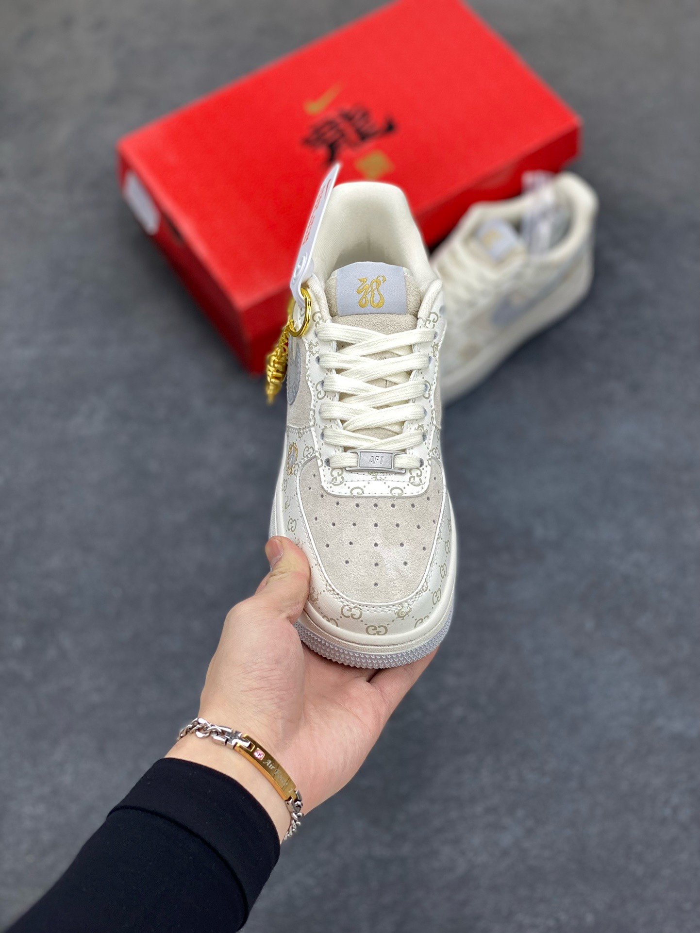 图片[2]-福利特价 NIke Air Force 1 \’07 Low “中国年限定-灰龙”海外，耐克Nike 古驰Gucci联名创作。中国龙为主题，融入意大利设独特的创意和革新，鞋面采用小牛皮印压Gucci LOGO,鞋身搭配头层猪八革面料，再点缀上繁体字\”龍\”，鞋盒采用毛笔字龍加上扇形纹路，更具中国古典风空军一号 低帮 运动鞋 休闲鞋 折边针车 工艺难度大 原楦头原纸板 原装鞋盒 定制五金配件 内置全掌气垫 原厂鞋底 货号：LX1988-004 尺码：36 36.5 37.5 38 38.5 39 40 40.5 41 42 42.5 43 44 44.5 45-选品中心