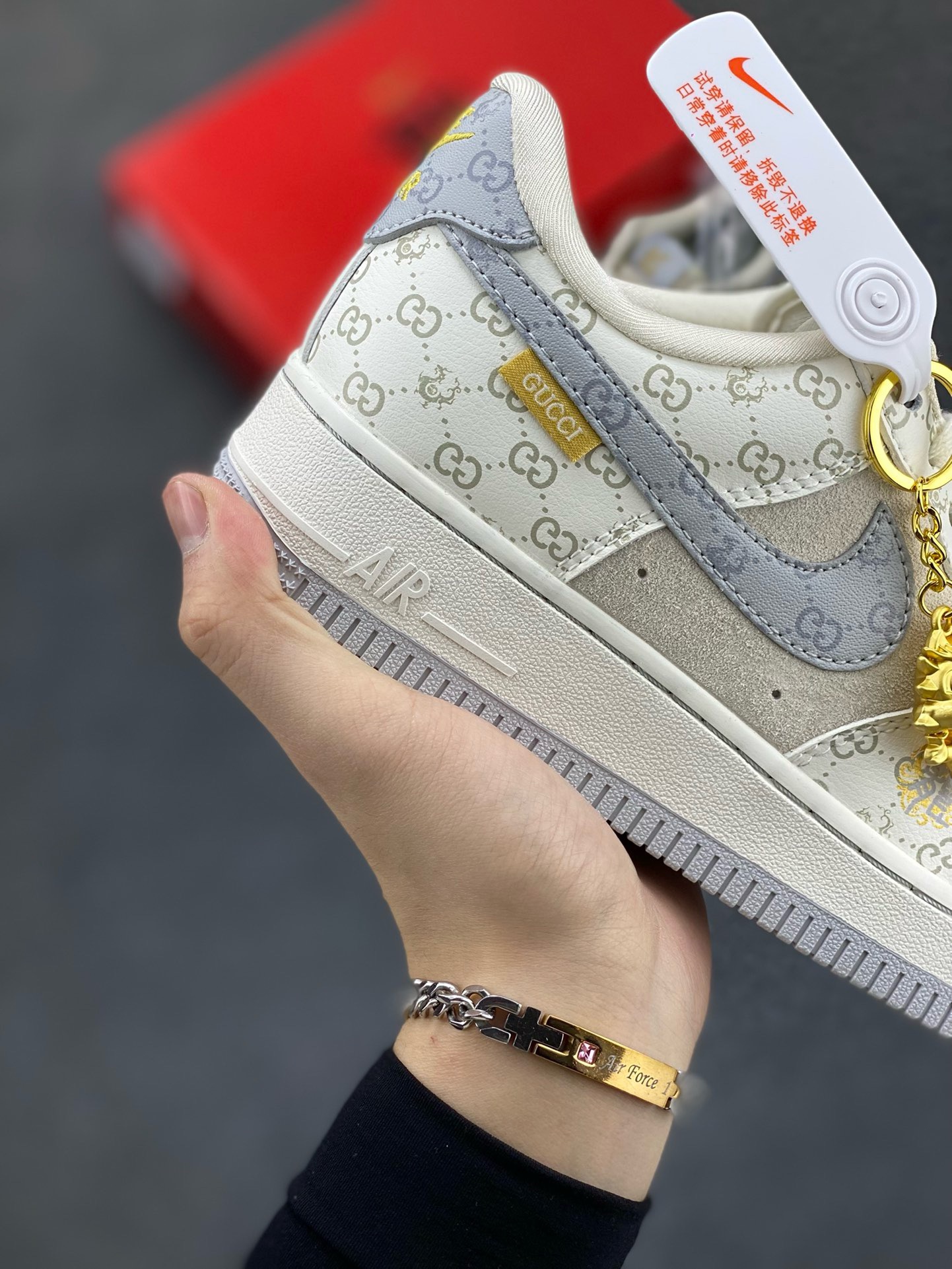 图片[6]-福利特价 NIke Air Force 1 \’07 Low “中国年限定-灰龙”海外，耐克Nike 古驰Gucci联名创作。中国龙为主题，融入意大利设独特的创意和革新，鞋面采用小牛皮印压Gucci LOGO,鞋身搭配头层猪八革面料，再点缀上繁体字\”龍\”，鞋盒采用毛笔字龍加上扇形纹路，更具中国古典风空军一号 低帮 运动鞋 休闲鞋 折边针车 工艺难度大 原楦头原纸板 原装鞋盒 定制五金配件 内置全掌气垫 原厂鞋底 货号：LX1988-004 尺码：36 36.5 37.5 38 38.5 39 40 40.5 41 42 42.5 43 44 44.5 45-选品中心
