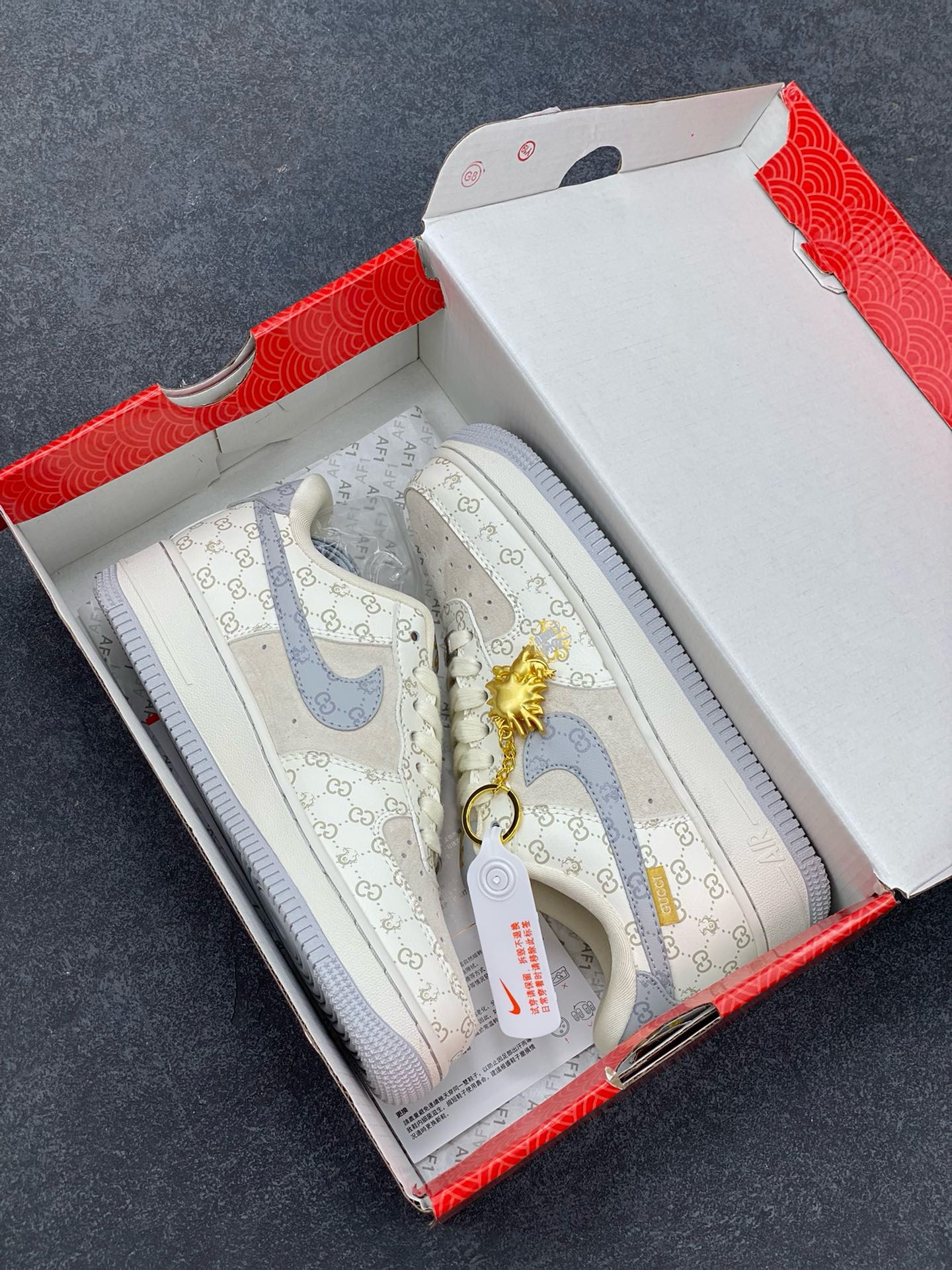图片[9]-福利特价 NIke Air Force 1 \’07 Low “中国年限定-灰龙”海外，耐克Nike 古驰Gucci联名创作。中国龙为主题，融入意大利设独特的创意和革新，鞋面采用小牛皮印压Gucci LOGO,鞋身搭配头层猪八革面料，再点缀上繁体字\”龍\”，鞋盒采用毛笔字龍加上扇形纹路，更具中国古典风空军一号 低帮 运动鞋 休闲鞋 折边针车 工艺难度大 原楦头原纸板 原装鞋盒 定制五金配件 内置全掌气垫 原厂鞋底 货号：LX1988-004 尺码：36 36.5 37.5 38 38.5 39 40 40.5 41 42 42.5 43 44 44.5 45-选品中心