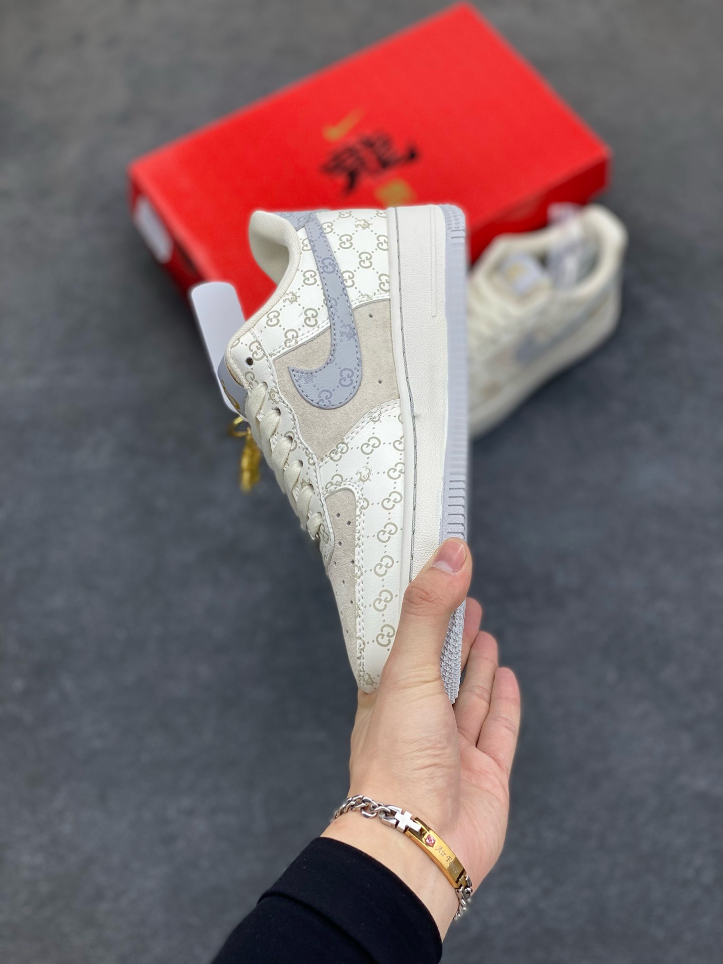 图片[3]-福利特价 NIke Air Force 1 \’07 Low “中国年限定-灰龙”海外，耐克Nike 古驰Gucci联名创作。中国龙为主题，融入意大利设独特的创意和革新，鞋面采用小牛皮印压Gucci LOGO,鞋身搭配头层猪八革面料，再点缀上繁体字\”龍\”，鞋盒采用毛笔字龍加上扇形纹路，更具中国古典风空军一号 低帮 运动鞋 休闲鞋 折边针车 工艺难度大 原楦头原纸板 原装鞋盒 定制五金配件 内置全掌气垫 原厂鞋底 货号：LX1988-004 尺码：36 36.5 37.5 38 38.5 39 40 40.5 41 42 42.5 43 44 44.5 45-选品中心