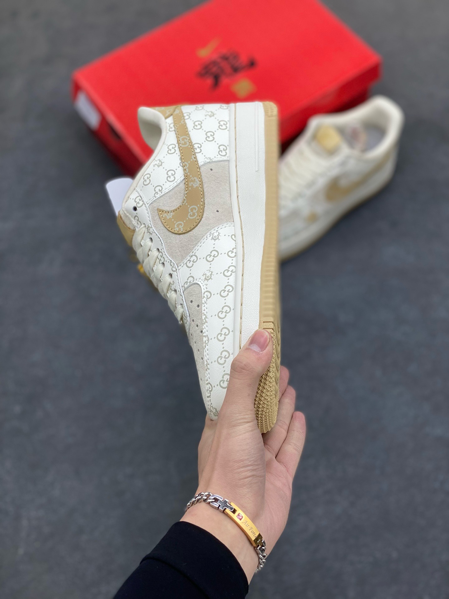 图片[3]-福利特价 NIke Air Force 1 \’07 Low “中国年限定-黄龙”海外，耐克Nike 古驰Gucci联名创作。中国龙为主题，融入意大利设独特的创意和革新，鞋面采用小牛皮印压Gucci LOGO,鞋身搭配头层猪八革面料，再点缀上繁体字\”龍\”，鞋盒采用毛笔字龍加上扇形纹路，更具中国古典风空军一号 低帮 运动鞋 休闲鞋 折边针车 工艺难度大 原楦头原纸板 原装鞋盒 定制五金配件 内置全掌气垫 原厂鞋底 货号：LX1988-005 尺码：36 36.5 37.5 38 38.5 39 40 40.5 41 42 42.5 43 44 44.5 45-选品中心