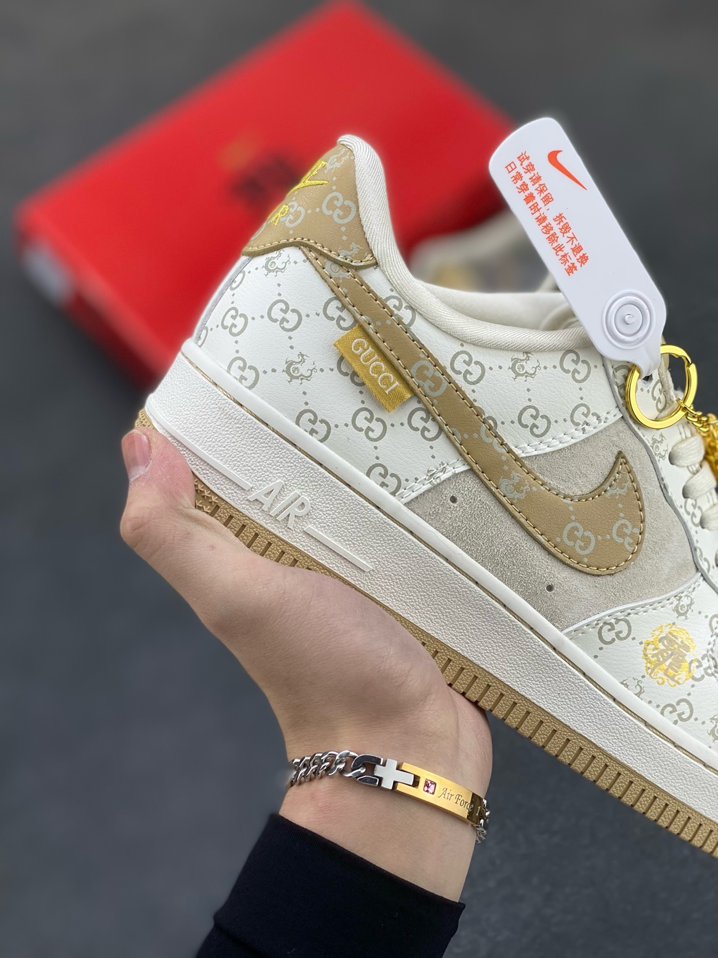 图片[6]-福利特价 NIke Air Force 1 \’07 Low “中国年限定-黄龙”海外，耐克Nike 古驰Gucci联名创作。中国龙为主题，融入意大利设独特的创意和革新，鞋面采用小牛皮印压Gucci LOGO,鞋身搭配头层猪八革面料，再点缀上繁体字\”龍\”，鞋盒采用毛笔字龍加上扇形纹路，更具中国古典风空军一号 低帮 运动鞋 休闲鞋 折边针车 工艺难度大 原楦头原纸板 原装鞋盒 定制五金配件 内置全掌气垫 原厂鞋底 货号：LX1988-005 尺码：36 36.5 37.5 38 38.5 39 40 40.5 41 42 42.5 43 44 44.5 45-选品中心