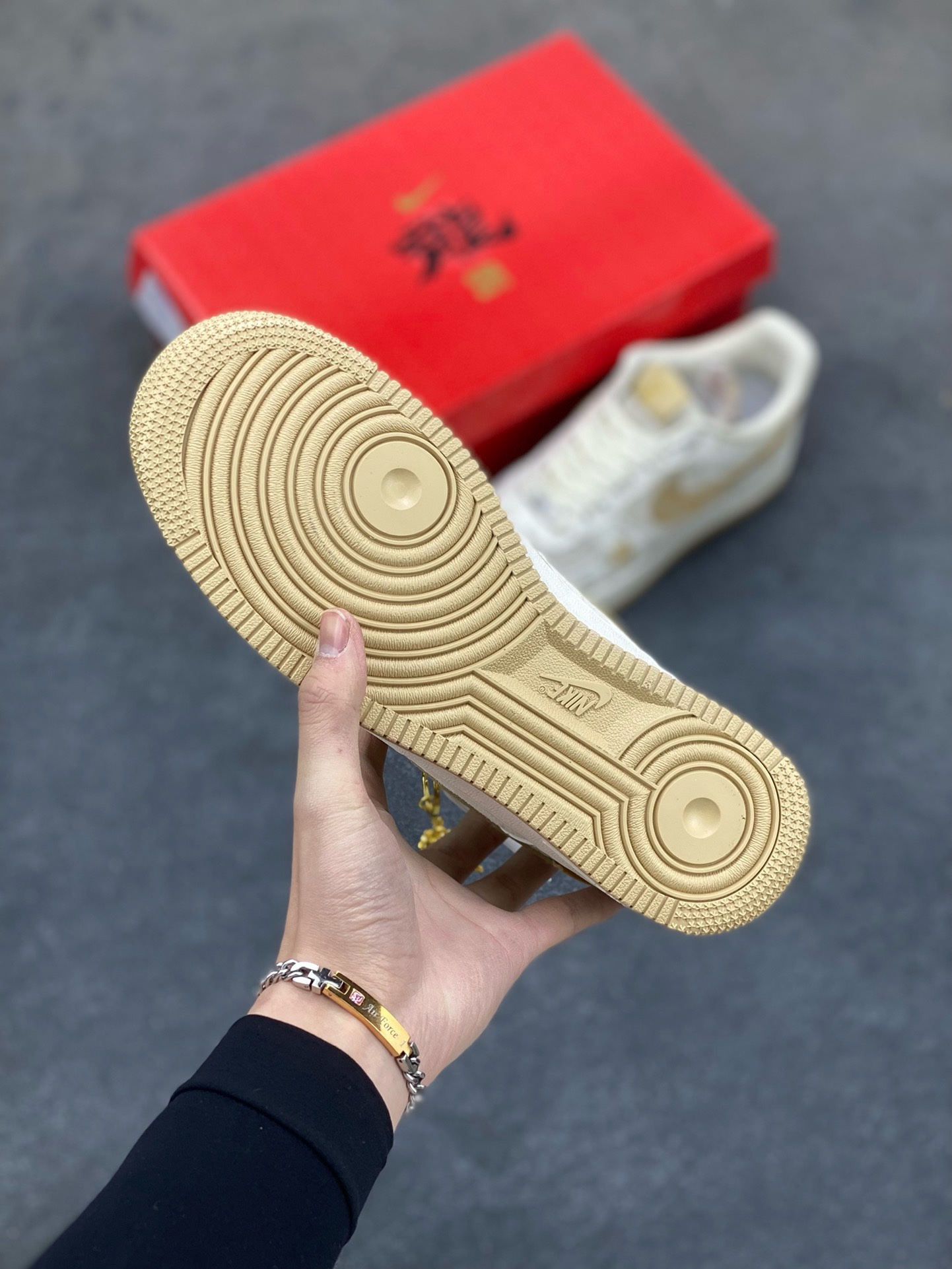 图片[5]-福利特价 NIke Air Force 1 \’07 Low “中国年限定-黄龙”海外，耐克Nike 古驰Gucci联名创作。中国龙为主题，融入意大利设独特的创意和革新，鞋面采用小牛皮印压Gucci LOGO,鞋身搭配头层猪八革面料，再点缀上繁体字\”龍\”，鞋盒采用毛笔字龍加上扇形纹路，更具中国古典风空军一号 低帮 运动鞋 休闲鞋 折边针车 工艺难度大 原楦头原纸板 原装鞋盒 定制五金配件 内置全掌气垫 原厂鞋底 货号：LX1988-005 尺码：36 36.5 37.5 38 38.5 39 40 40.5 41 42 42.5 43 44 44.5 45-选品中心