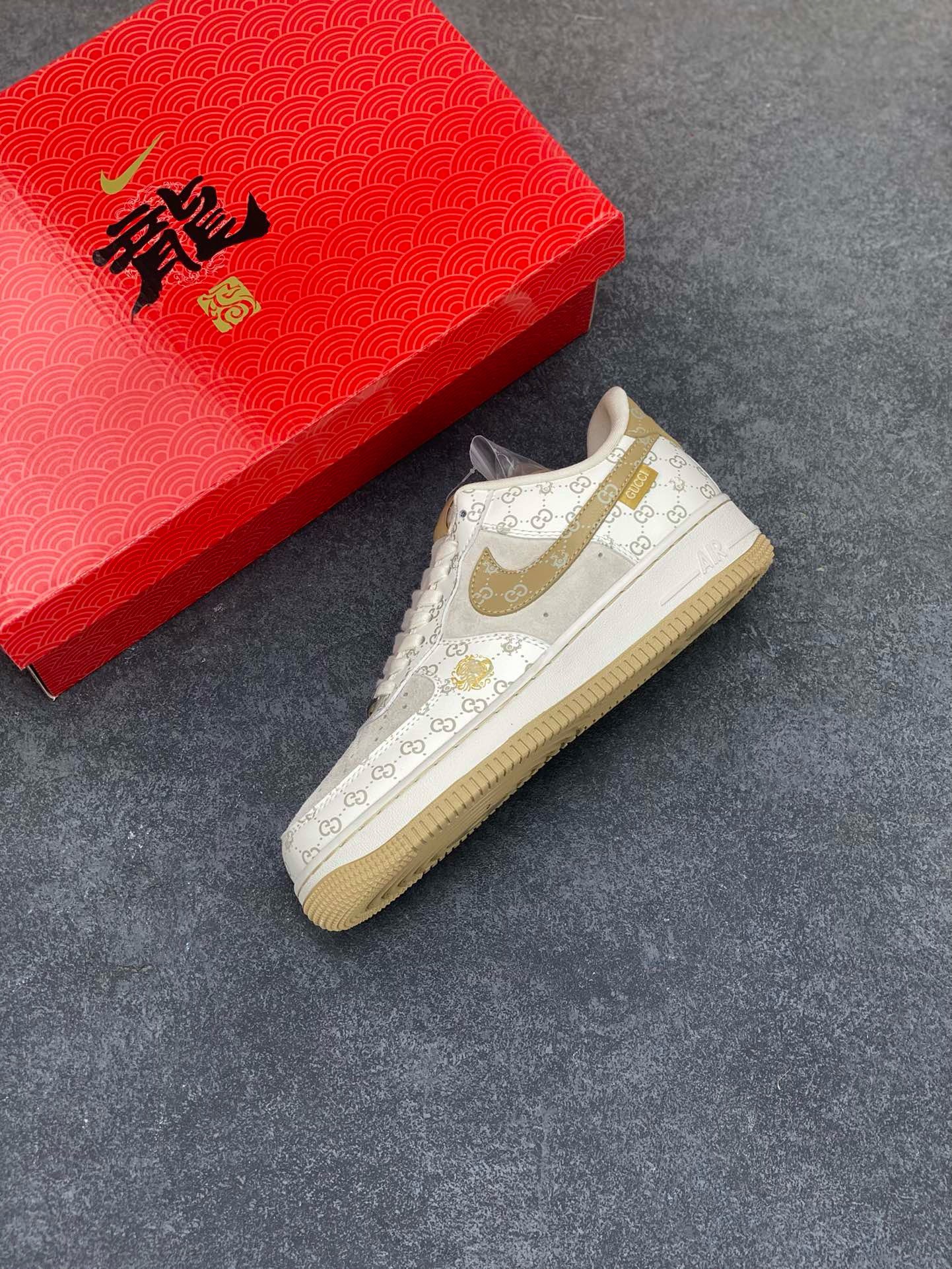 图片[7]-福利特价 NIke Air Force 1 \’07 Low “中国年限定-黄龙”海外，耐克Nike 古驰Gucci联名创作。中国龙为主题，融入意大利设独特的创意和革新，鞋面采用小牛皮印压Gucci LOGO,鞋身搭配头层猪八革面料，再点缀上繁体字\”龍\”，鞋盒采用毛笔字龍加上扇形纹路，更具中国古典风空军一号 低帮 运动鞋 休闲鞋 折边针车 工艺难度大 原楦头原纸板 原装鞋盒 定制五金配件 内置全掌气垫 原厂鞋底 货号：LX1988-005 尺码：36 36.5 37.5 38 38.5 39 40 40.5 41 42 42.5 43 44 44.5 45-选品中心