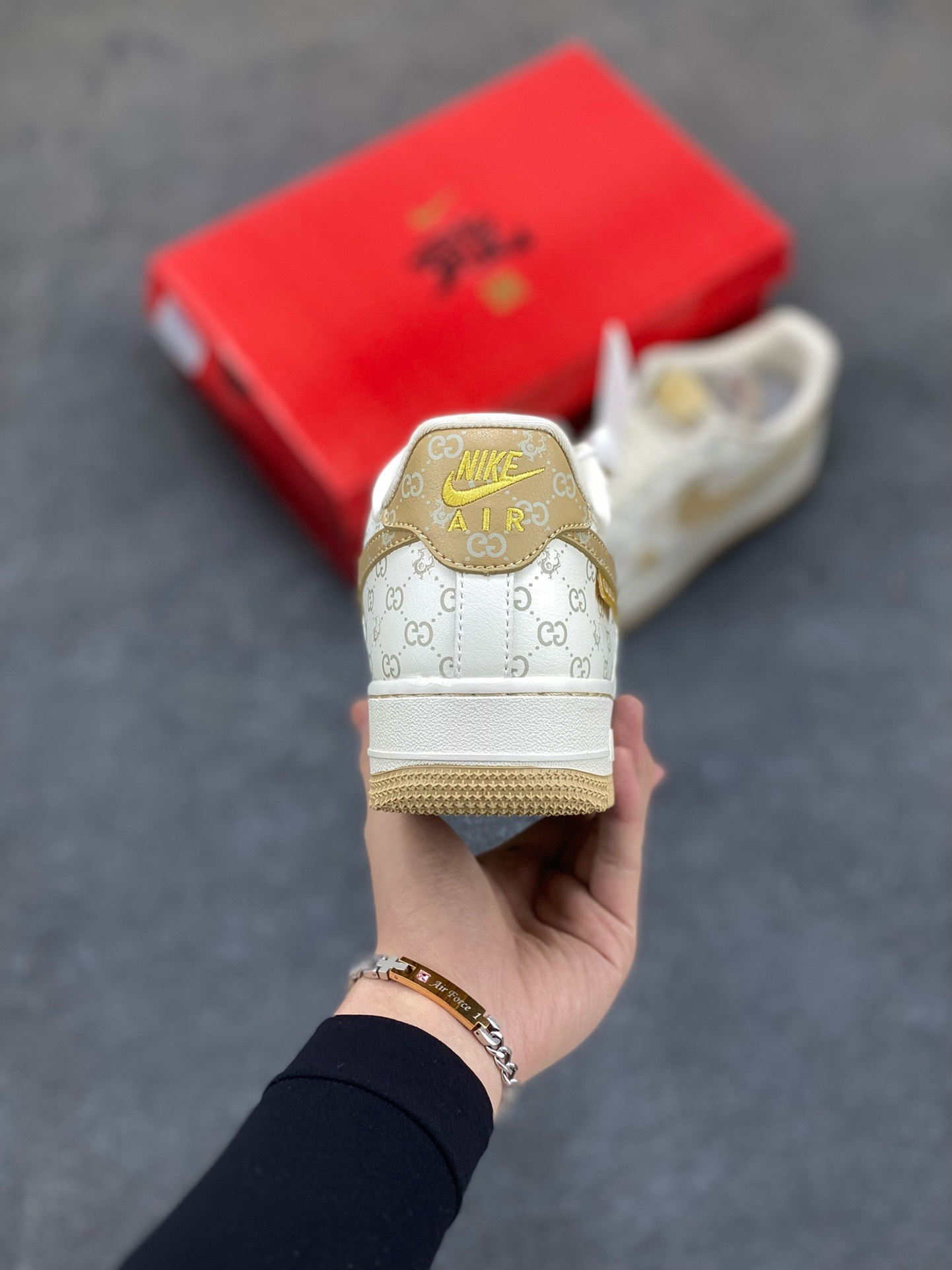 图片[4]-福利特价 NIke Air Force 1 \’07 Low “中国年限定-黄龙”海外，耐克Nike 古驰Gucci联名创作。中国龙为主题，融入意大利设独特的创意和革新，鞋面采用小牛皮印压Gucci LOGO,鞋身搭配头层猪八革面料，再点缀上繁体字\”龍\”，鞋盒采用毛笔字龍加上扇形纹路，更具中国古典风空军一号 低帮 运动鞋 休闲鞋 折边针车 工艺难度大 原楦头原纸板 原装鞋盒 定制五金配件 内置全掌气垫 原厂鞋底 货号：LX1988-005 尺码：36 36.5 37.5 38 38.5 39 40 40.5 41 42 42.5 43 44 44.5 45-选品中心